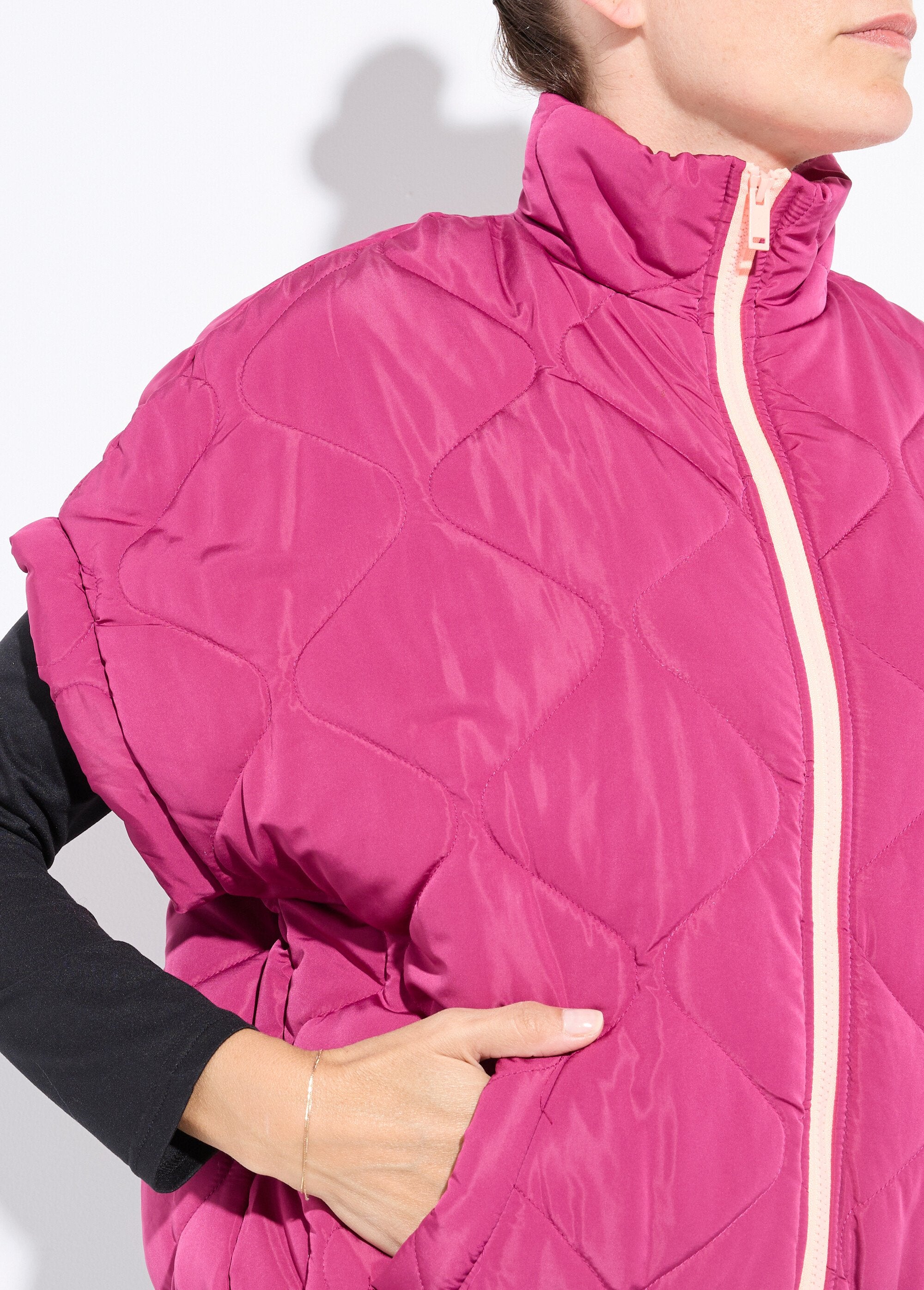 Piumino_opaco_senza_maniche_con_zip_fluorescente_Prune_DE1_slim