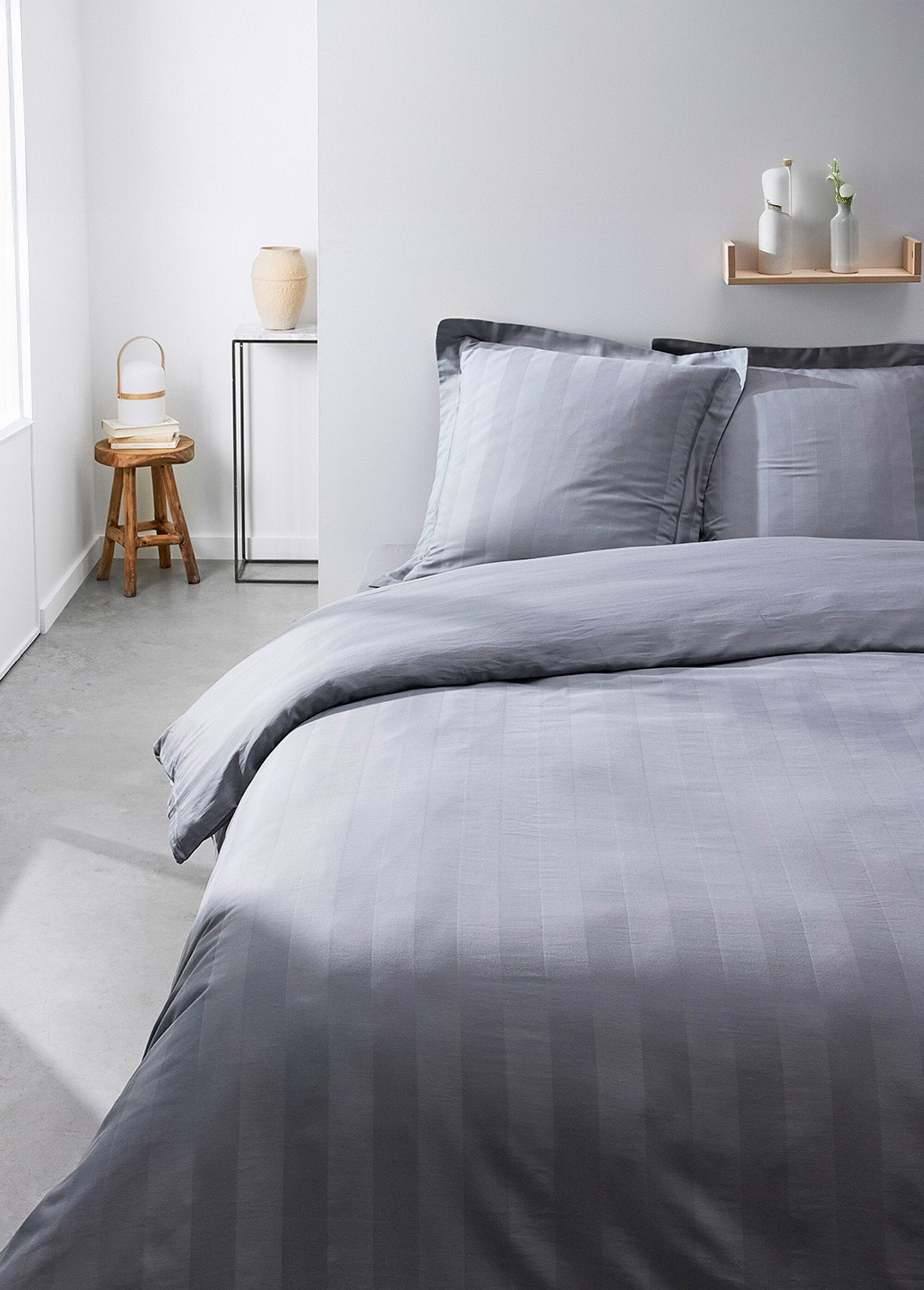 Lenzuolo_matrimoniale_in_raso_di_cotone_a_righe_Gris_SF1_slim