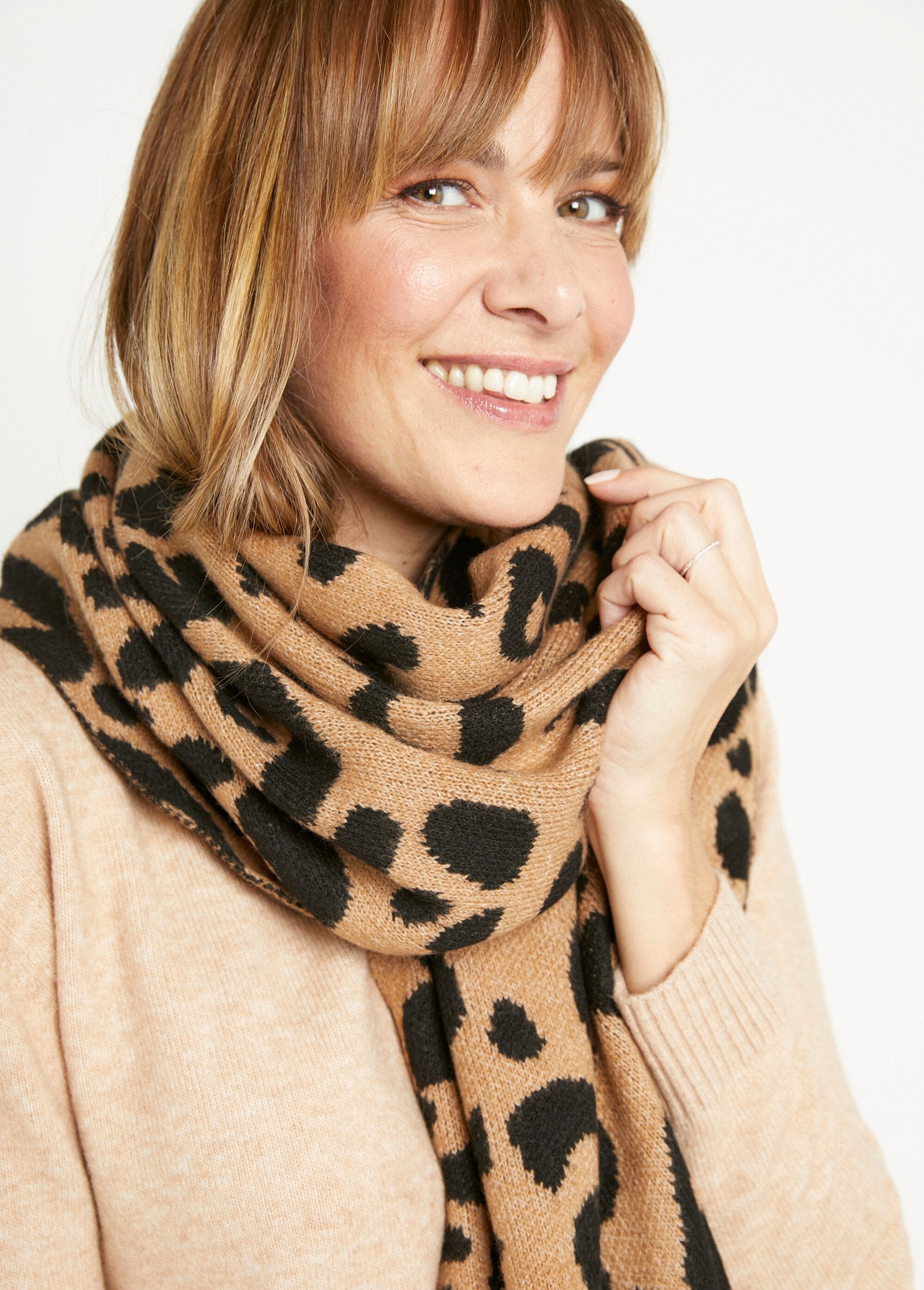 Sciarpa_calda_in_maglia_di_lana_con_stampa_leopardo_Leopard_DE2_slim