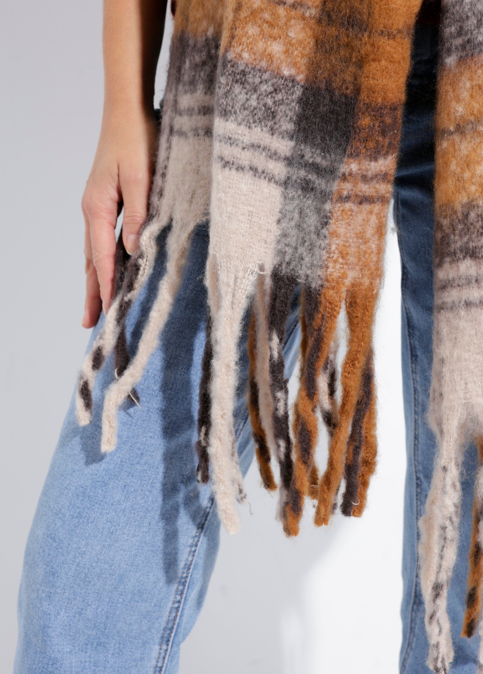 Sciarpa_lunga_con_frange_a_quadri_Carreaux_beige_DE1_slim