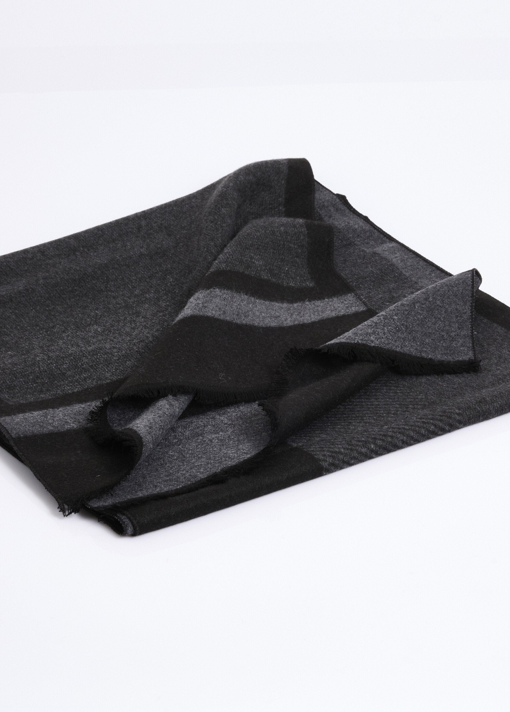 Sciarpa_con_motivo_bicolore_e_piccole_frange_Noir_DE1_slim