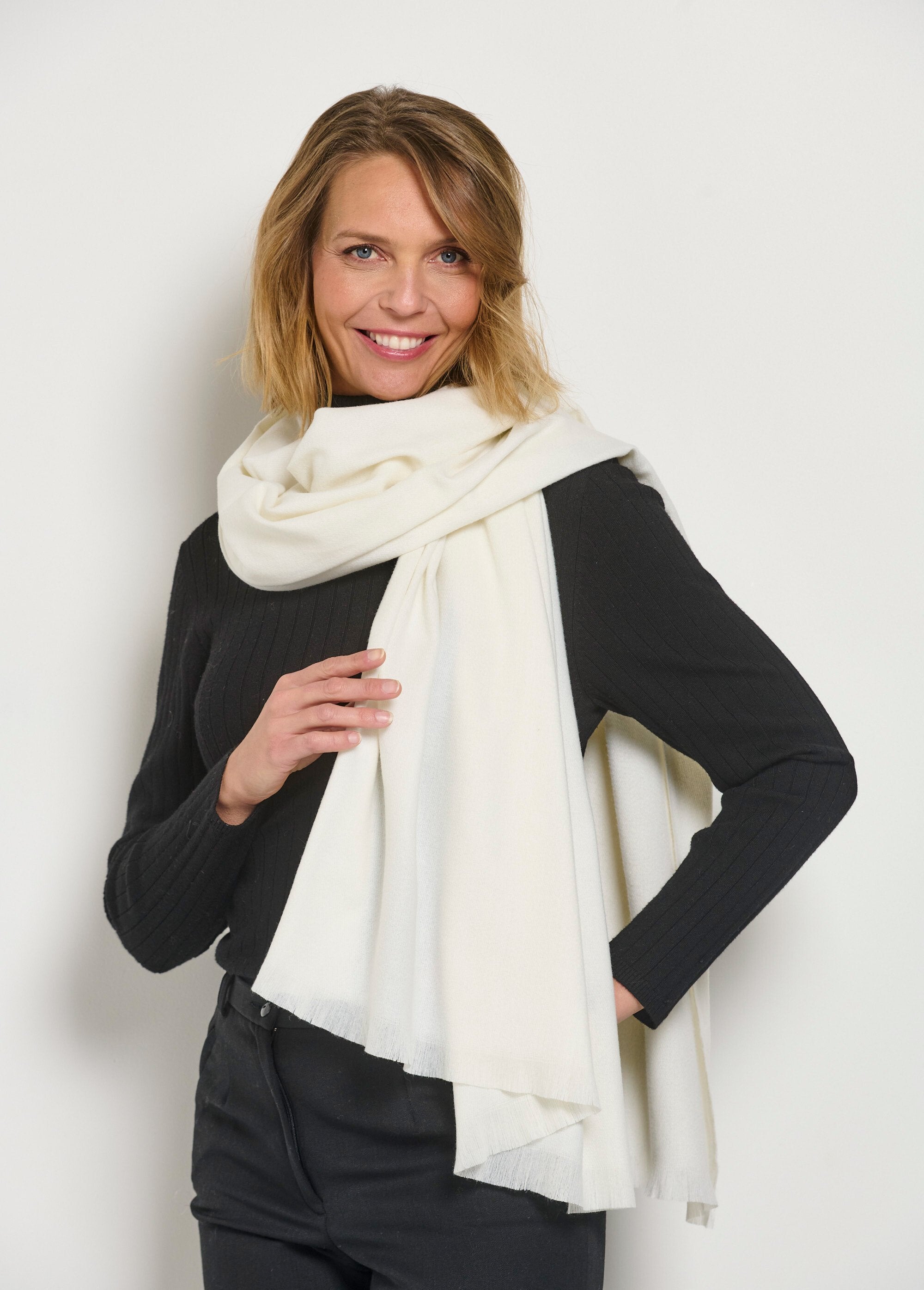 Sciarpa_calda_e_trendy_con_piccole_frange_Ecru_FA1_slim