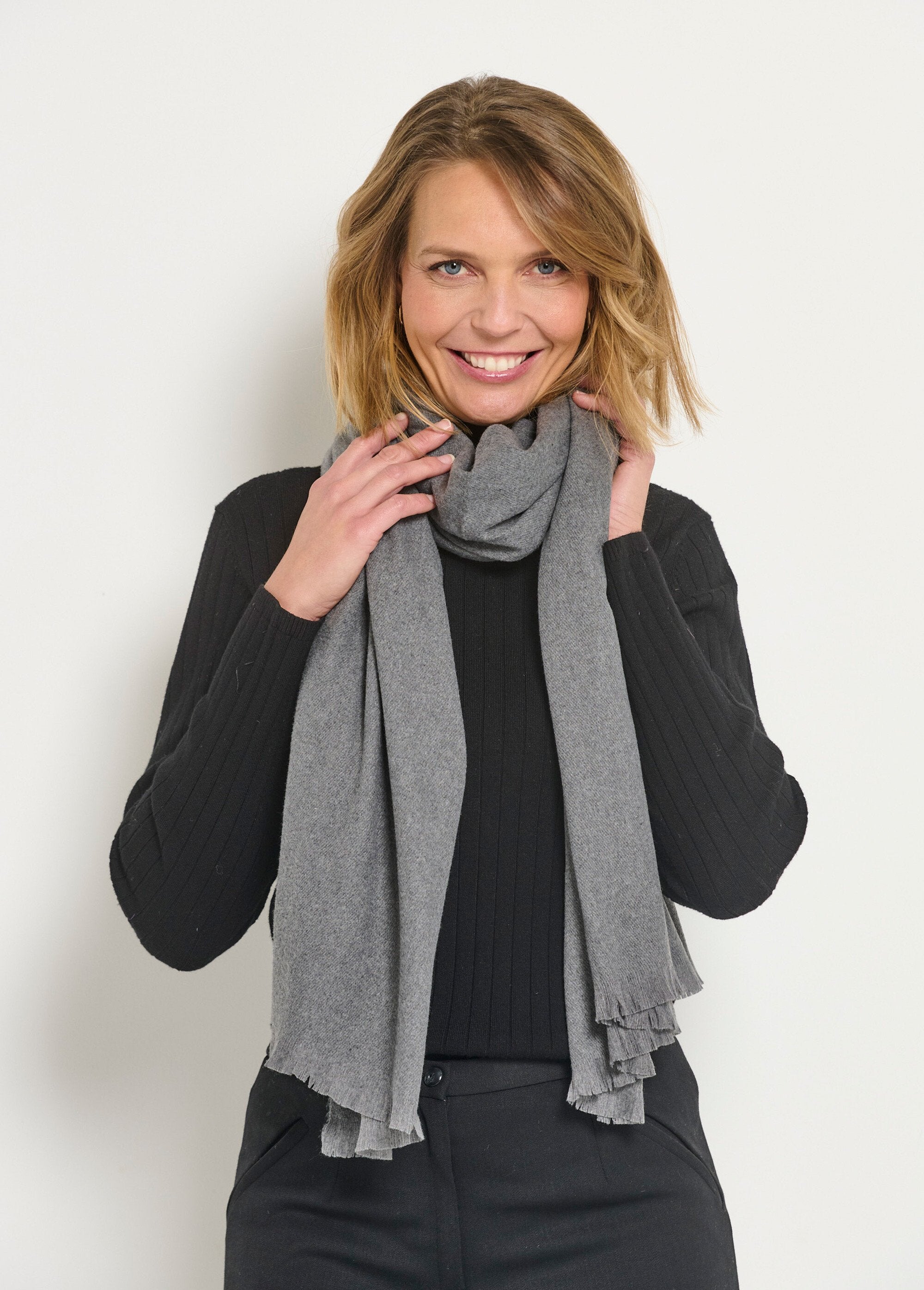 Sciarpa_calda_e_trendy_con_piccole_frange_Gris_FA1_slim