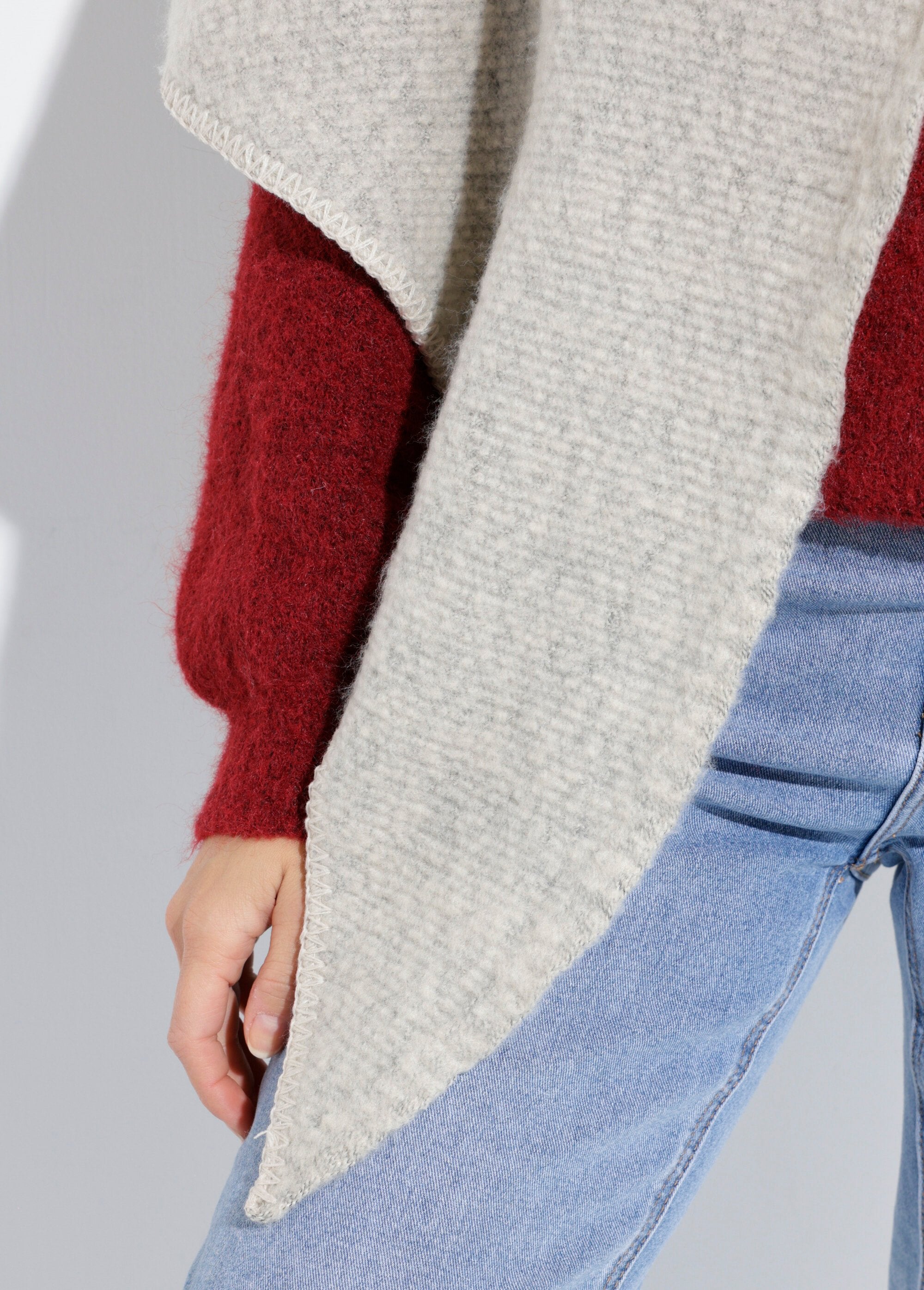 Morbida_e_calda_sciarpa_a_triangolo_lavorata_a_maglia_Beige_chine_DE1_slim