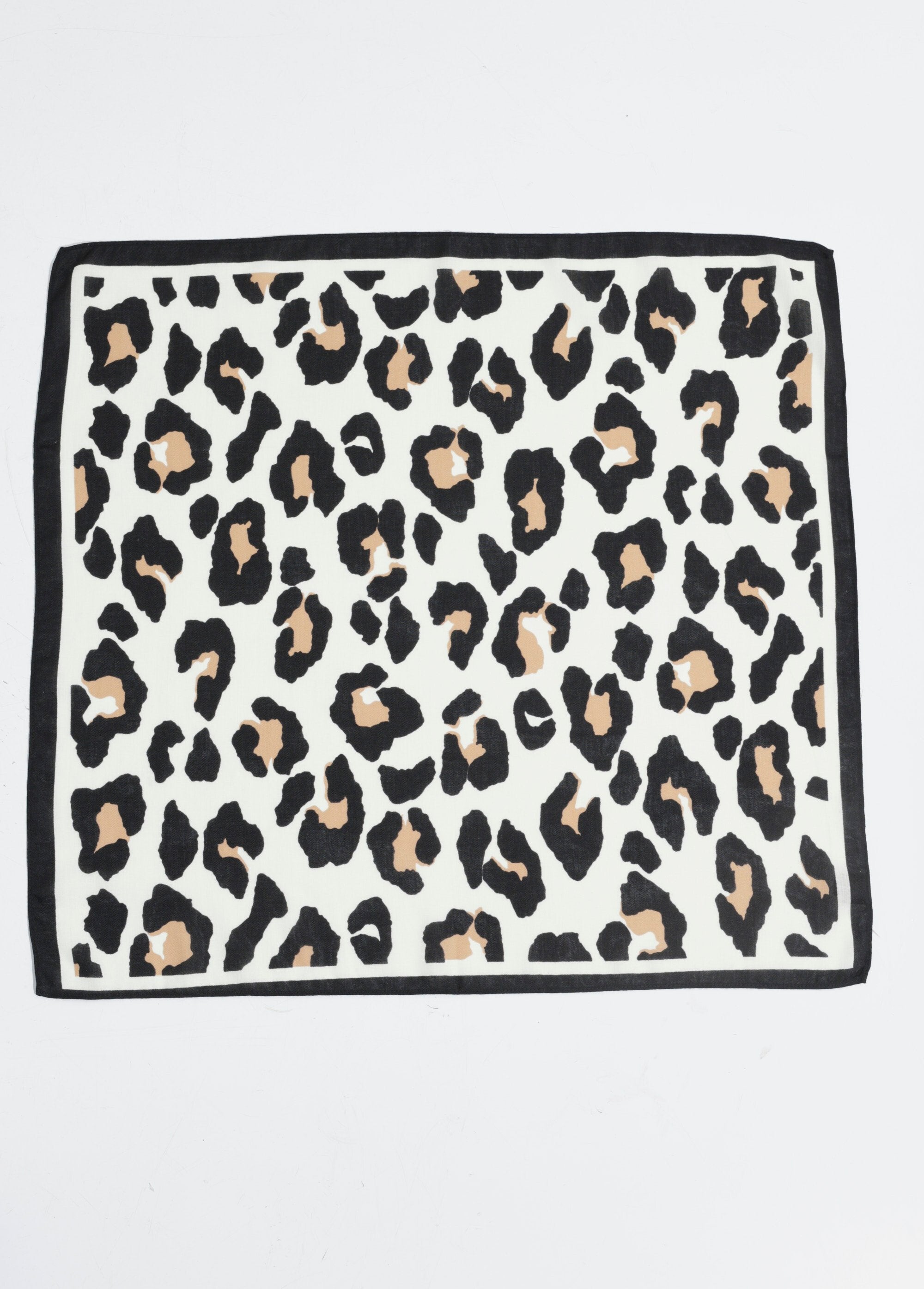 Sciarpa_quadrata_con_stampa_leopardo_Leopard_noir_DE1_slim