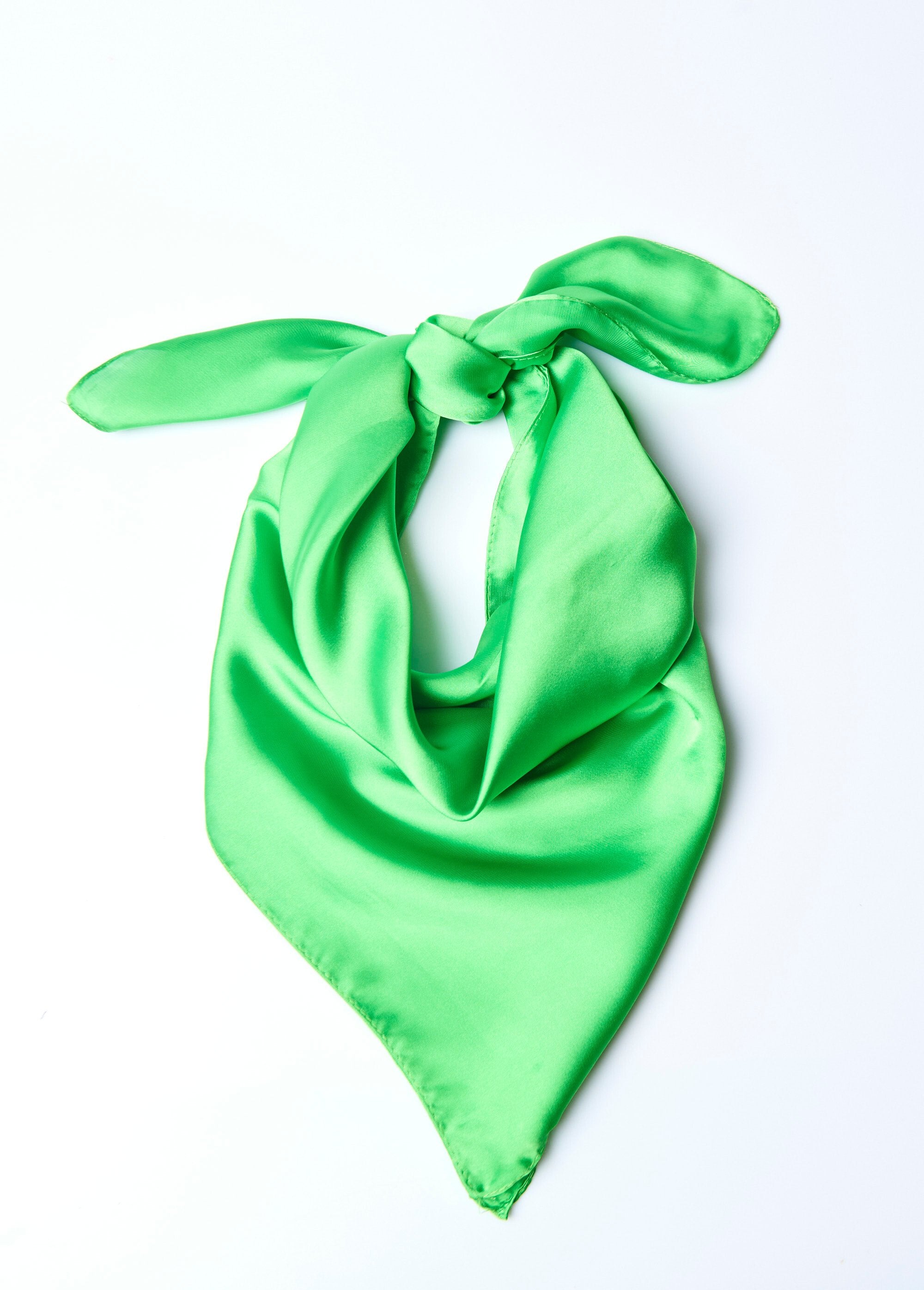 Sciarpa_quadrata_in_raso_Vert_vif_FA1_slim