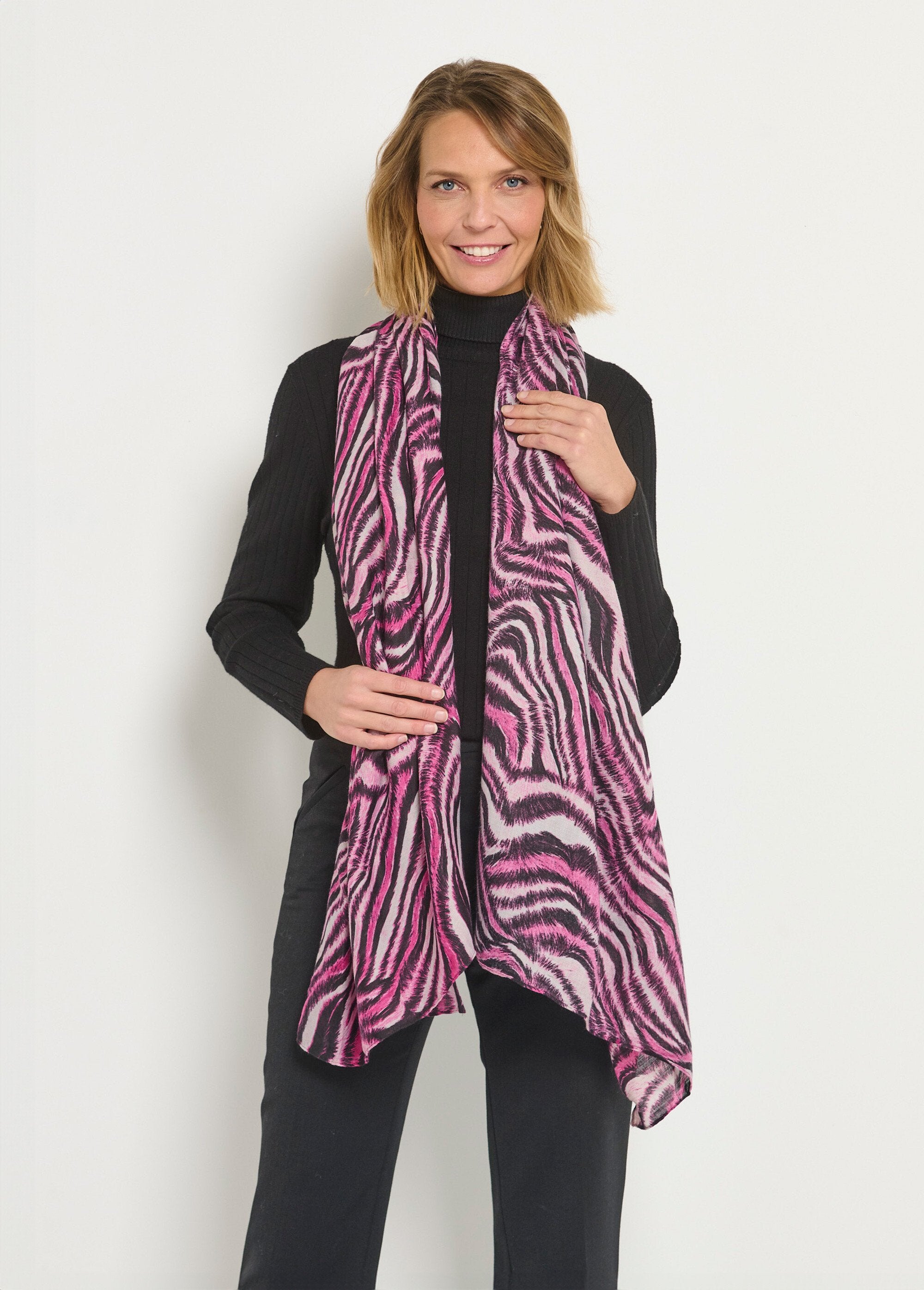 Sciarpa_con_stampa_animalier_rivisitata_Rose_et_noir_DE1_slim