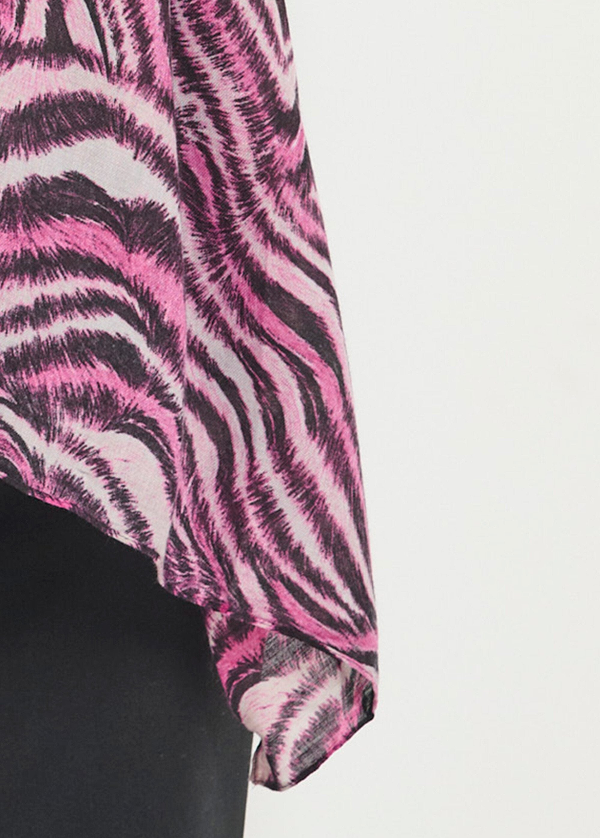 Sciarpa_con_stampa_animalier_rivisitata_Rose_et_noir_DE2_slim