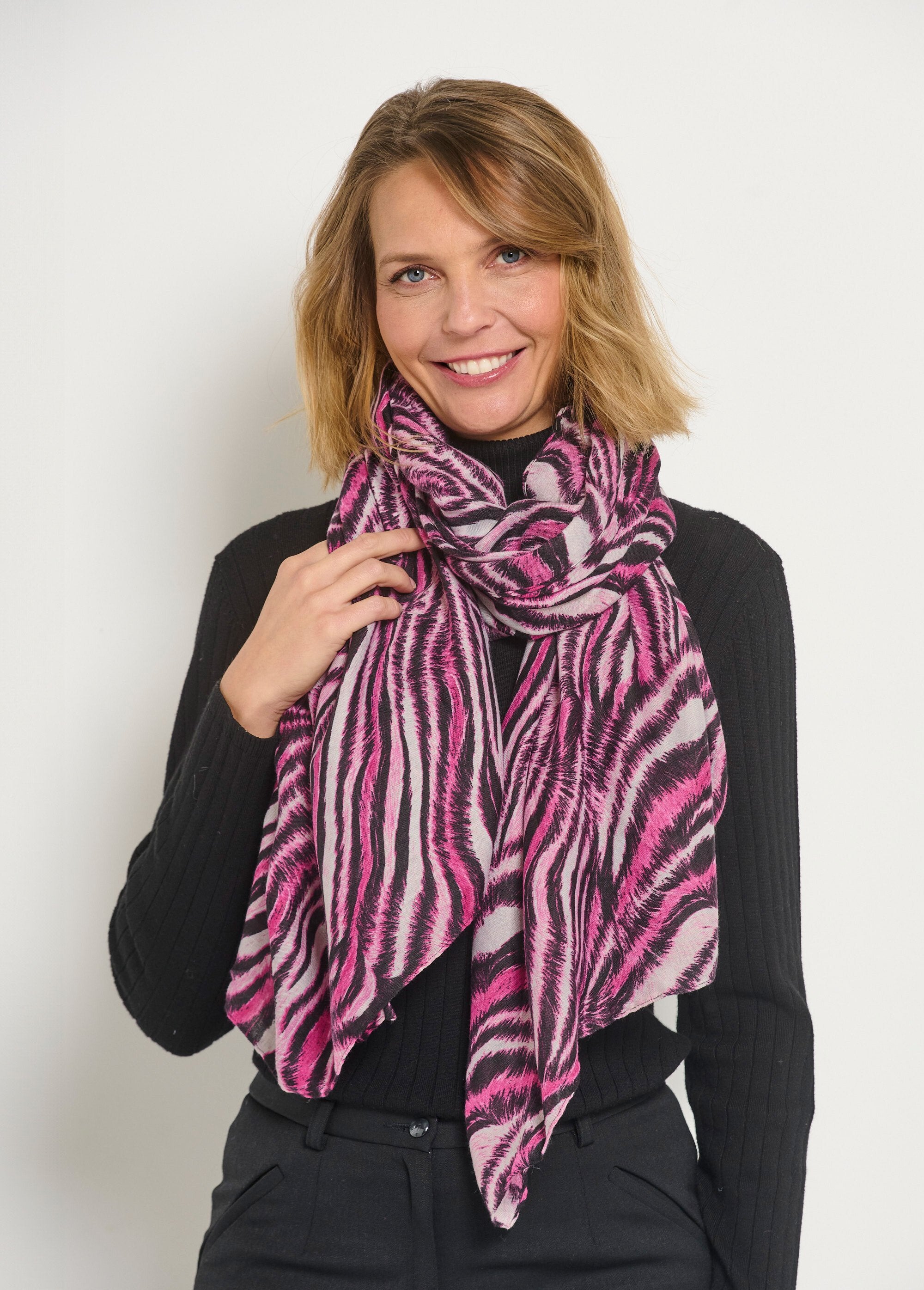 Sciarpa_con_stampa_animalier_rivisitata_Rose_et_noir_FA1_slim