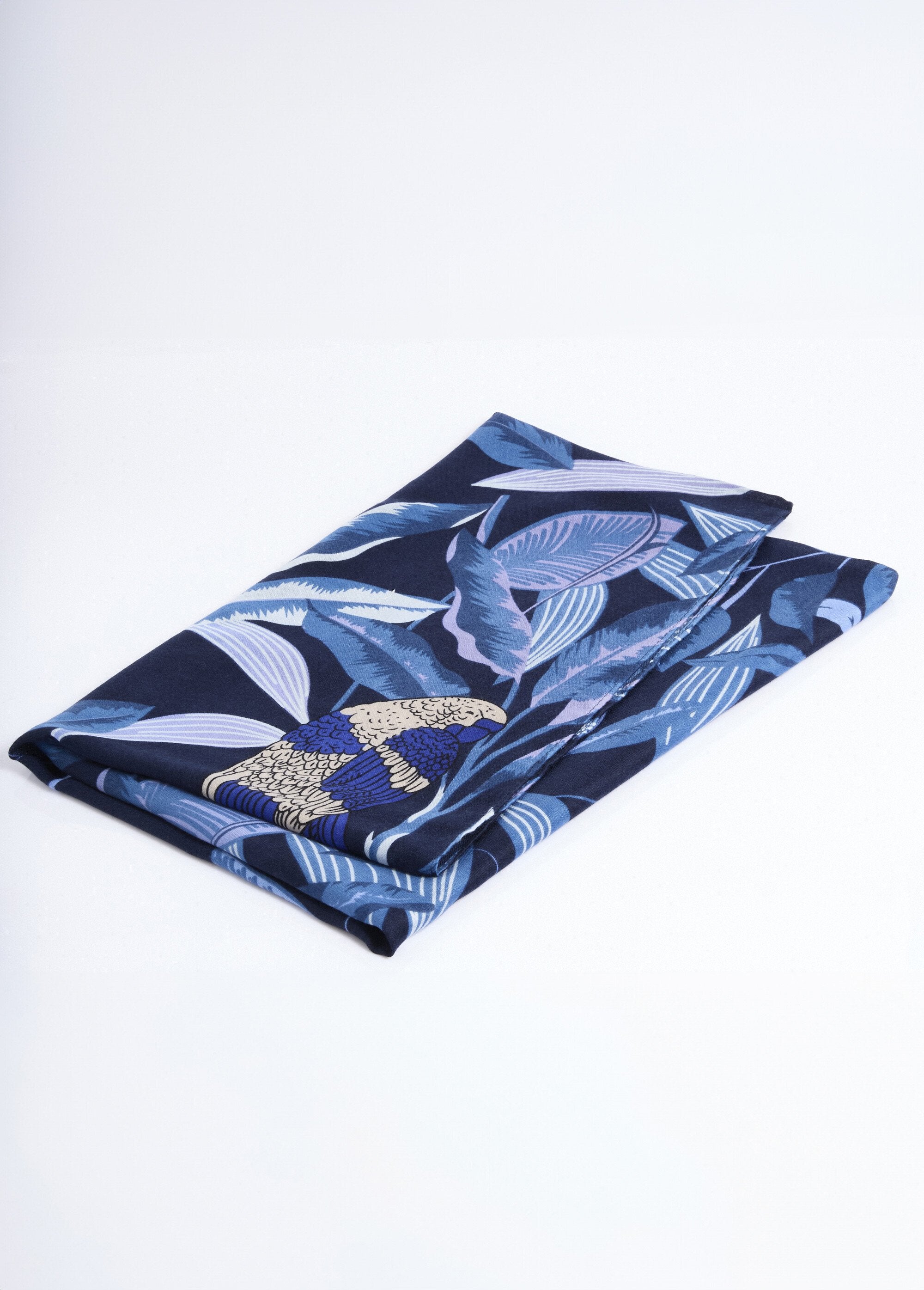 Foulard_motif_perroquet_en_camaieu_Bleu_DE1_slim