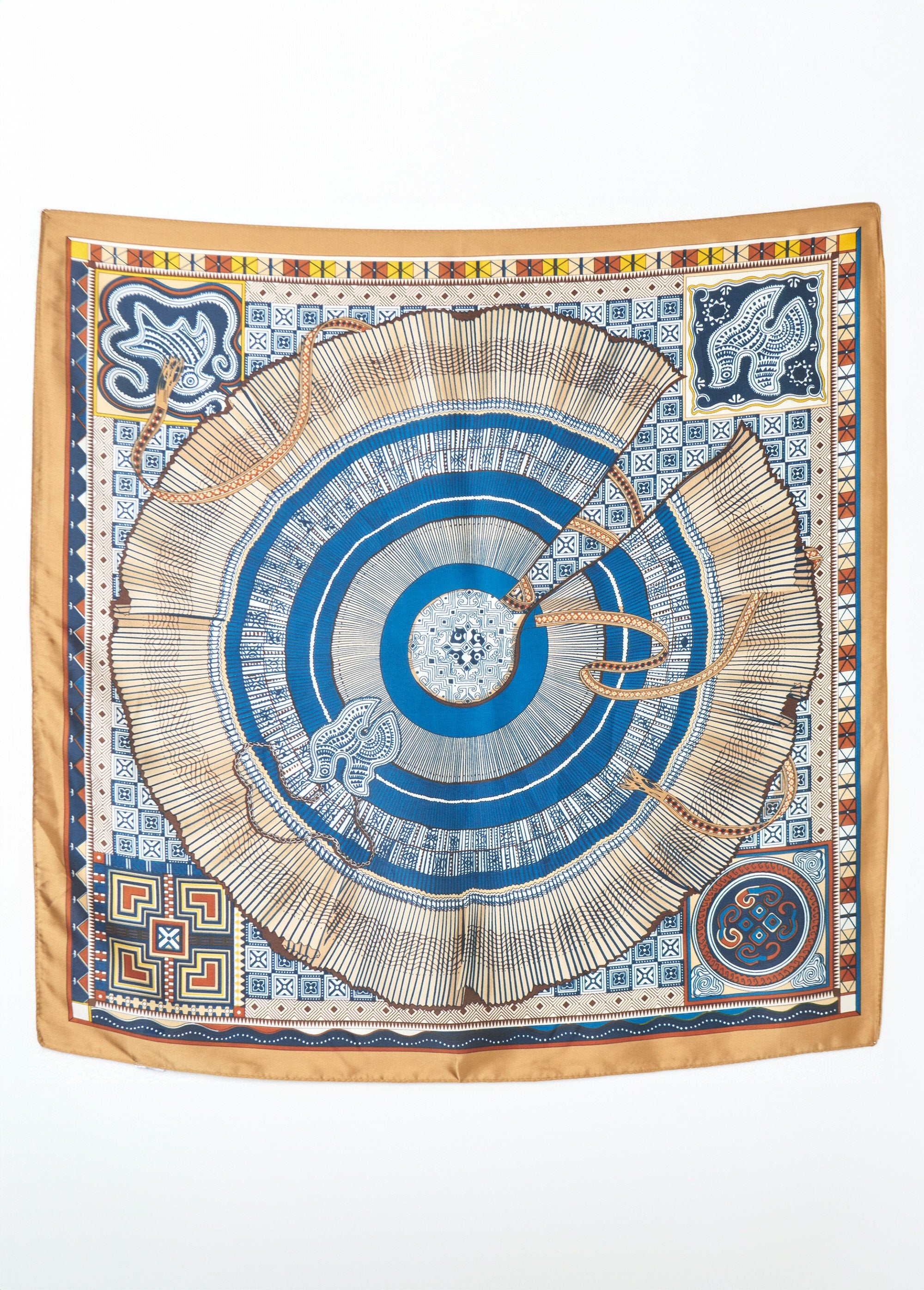 Sciarpa_in_raso_con_motivo_etnico_chic_Camel_et_bleu_DE1_slim