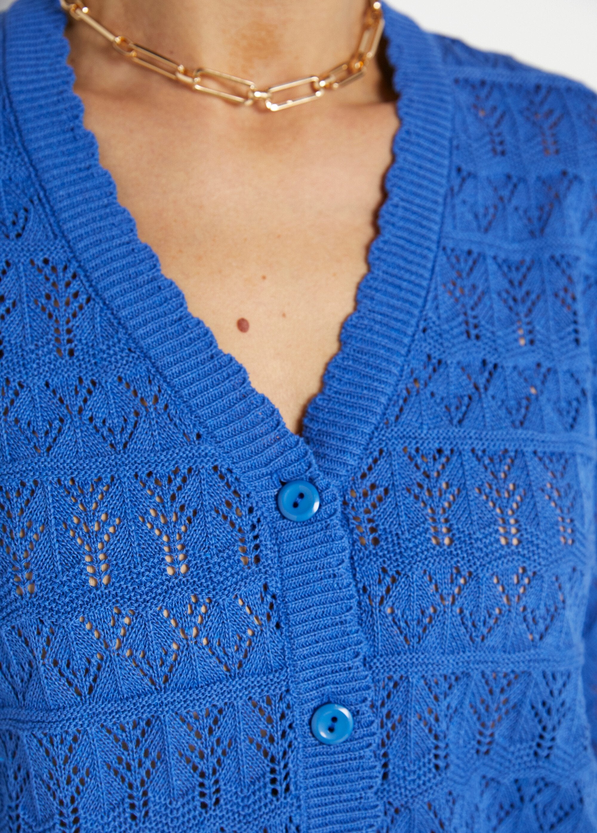 Cardigan_traforato_con_scollo_a_V_e_bottoni_in_misto_cotone_Bleu_DE2_slim