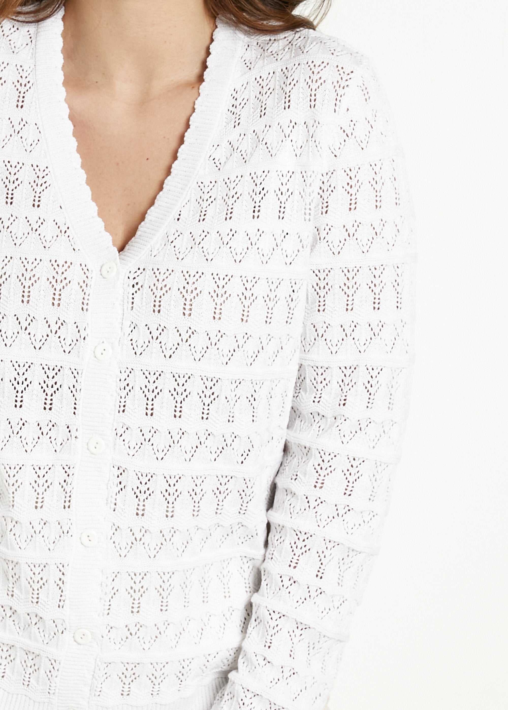 Cardigan_traforato_con_scollo_a_V_e_bottoni_in_misto_cotone_Blanc_DE1_curvy