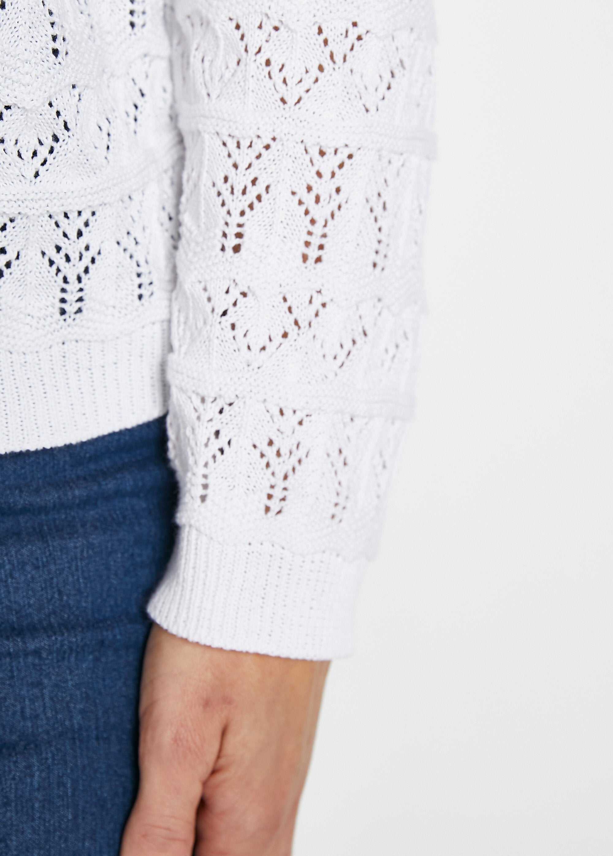 Cardigan_traforato_con_scollo_a_V_e_bottoni_in_misto_cotone_Blanc_DE2_slim