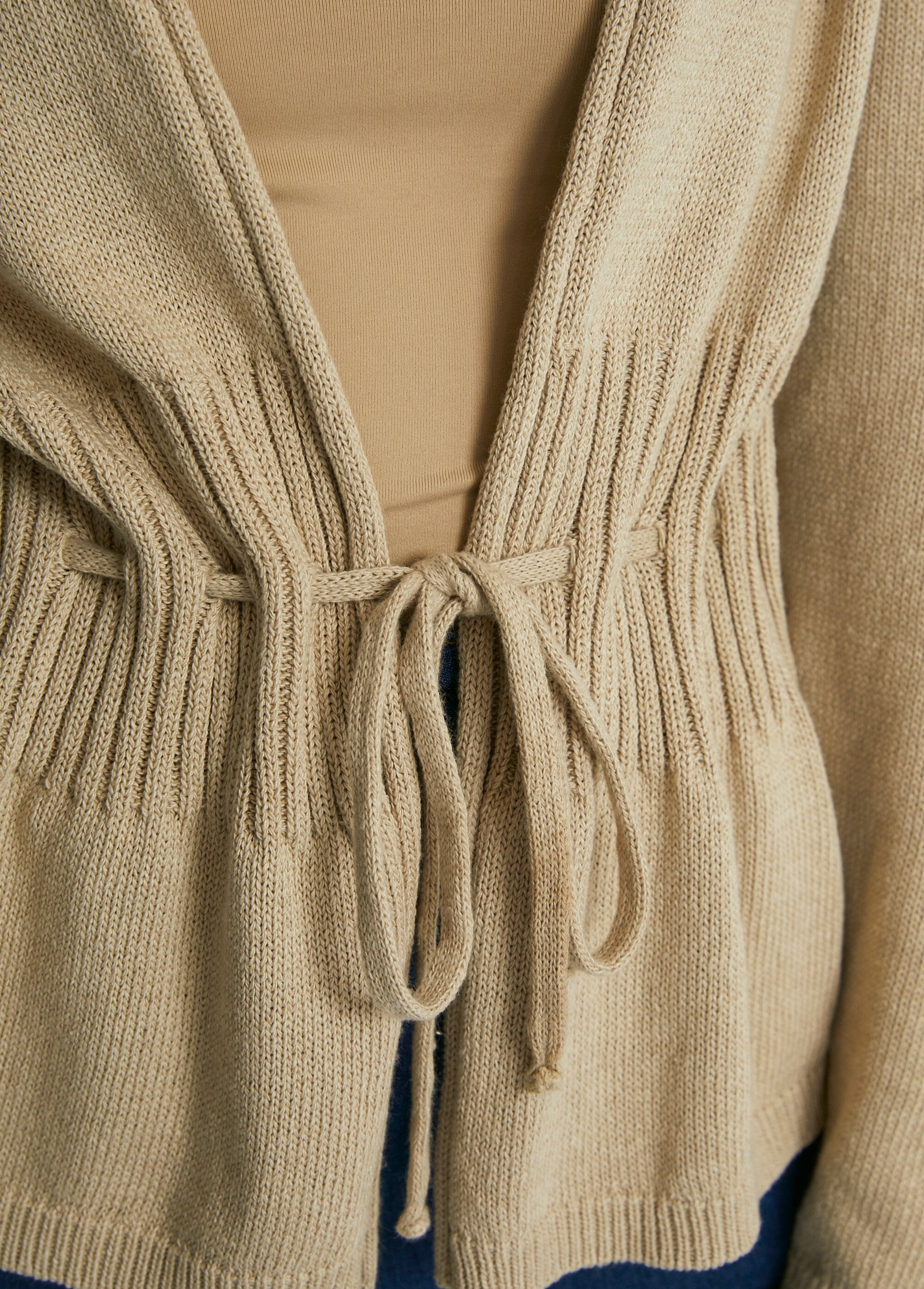 Gilet_con_cravatta_da_un_lato_e_dall'altro_Ficelle_DE2_slim