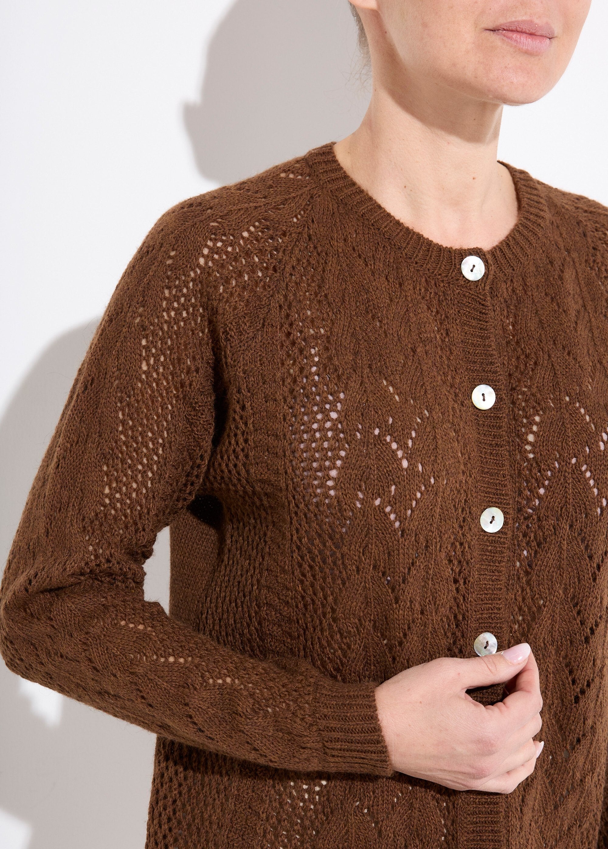 Cardigan_traforato_con_bottoni_in_lana_e_cashmere_Noisette_DE1_slim