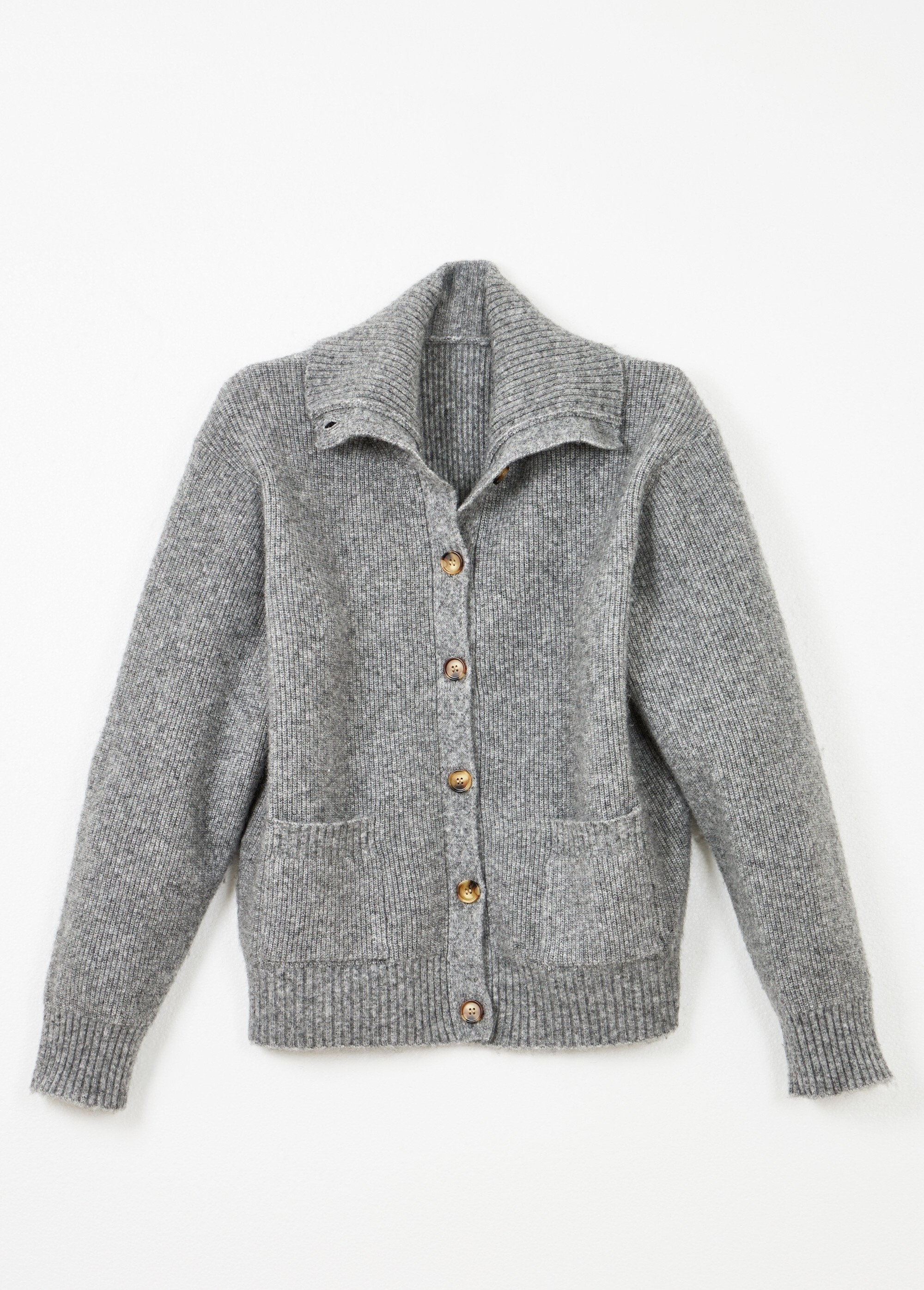 Caldo_cardigan_abbottonato_a_coste_con_lana_e_fibre_riciclate_Gris_chine_AP1_slim