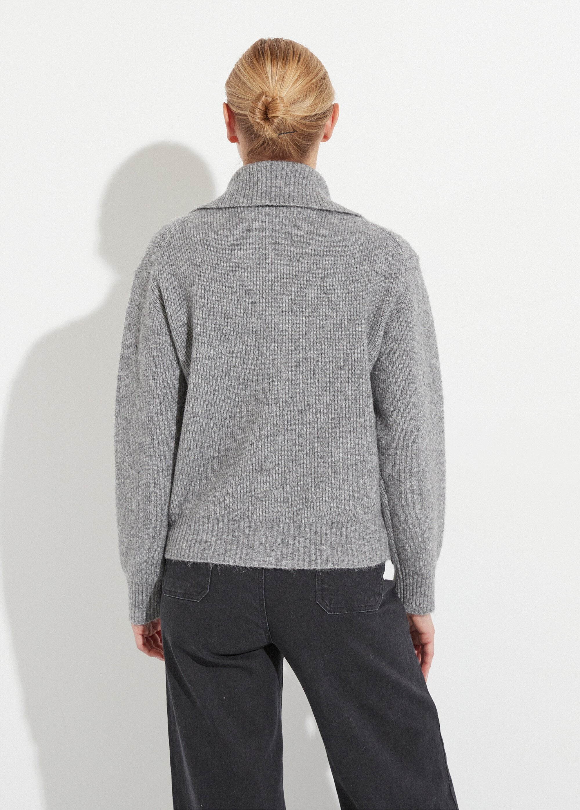 Caldo_cardigan_abbottonato_a_coste_con_lana_e_fibre_riciclate_Gris_chine_DO1_slim