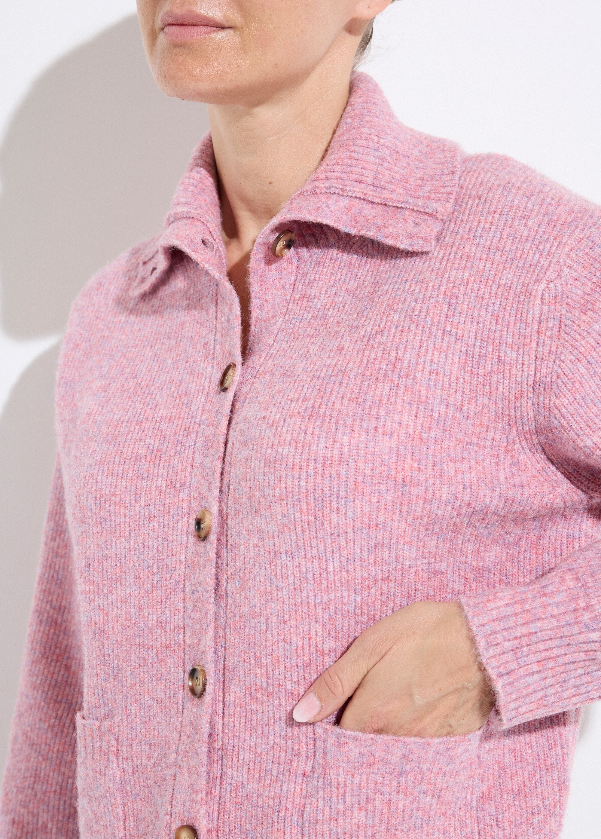 Caldo_cardigan_abbottonato_a_coste_con_lana_e_fibre_riciclate_Rose_DE1_slim