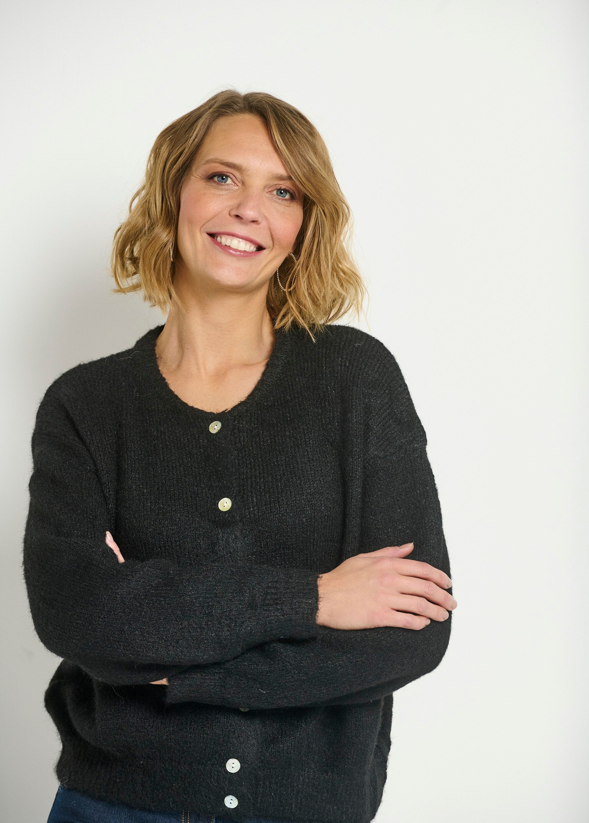 Caldo_cardigan_abbottonato_a_girocollo_in_lana_Noir_DE1_slim