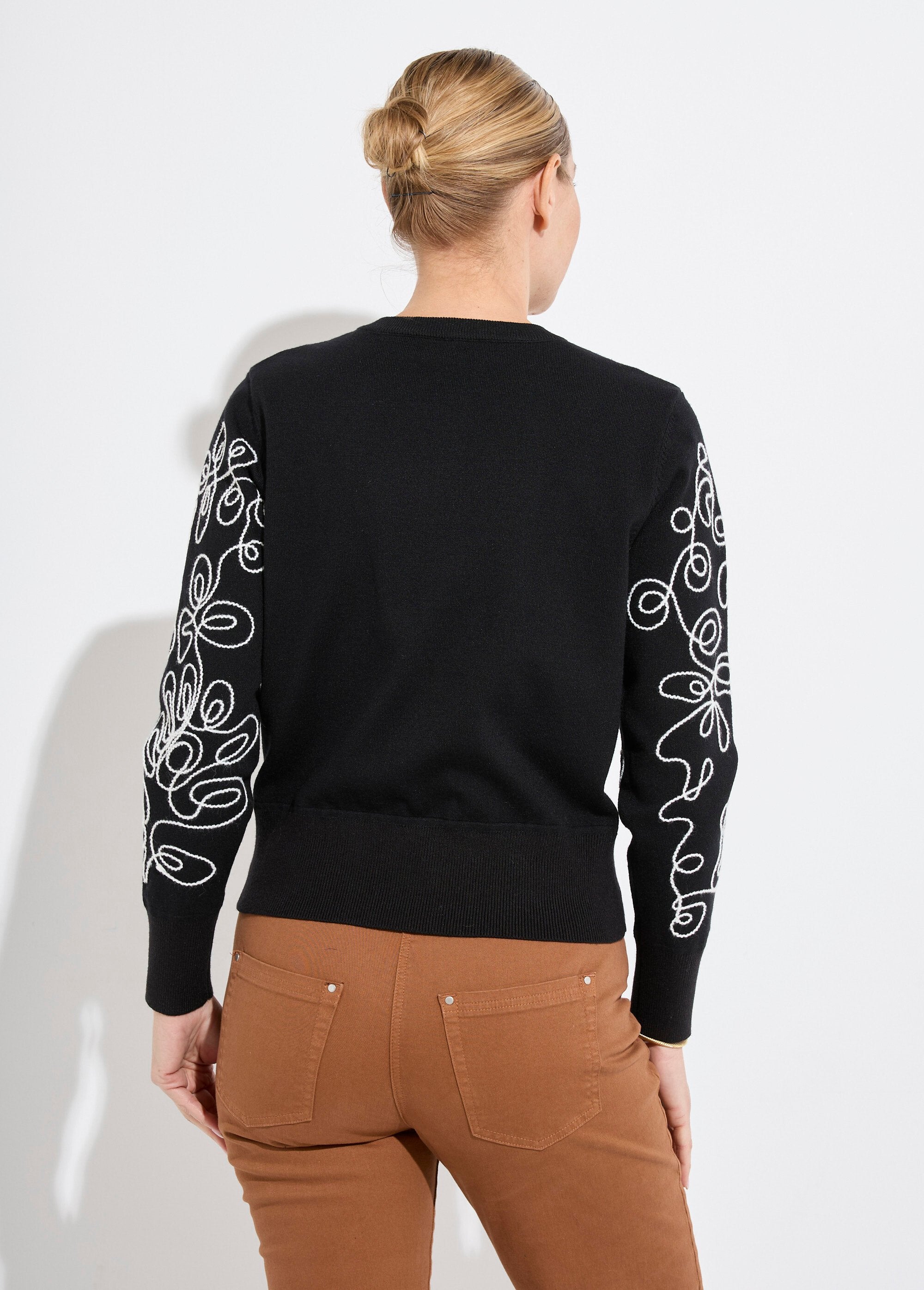Cardigan_ricamato_con_bottoni_Noir_et_ecru_DO1_slim