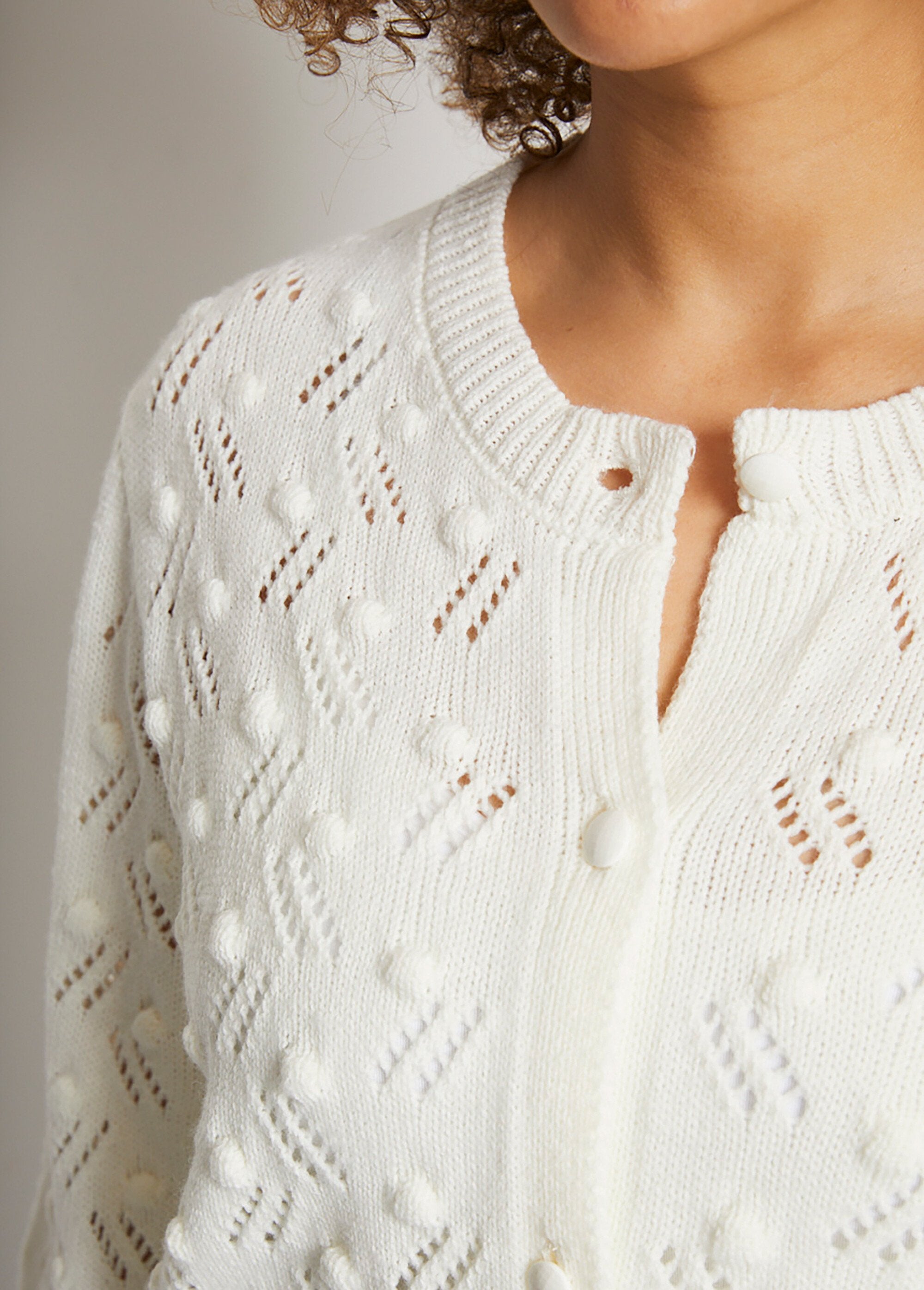 Cardigan_corto_abbottonato_in_maglia_a_palline_Ecru_DE2_curvy
