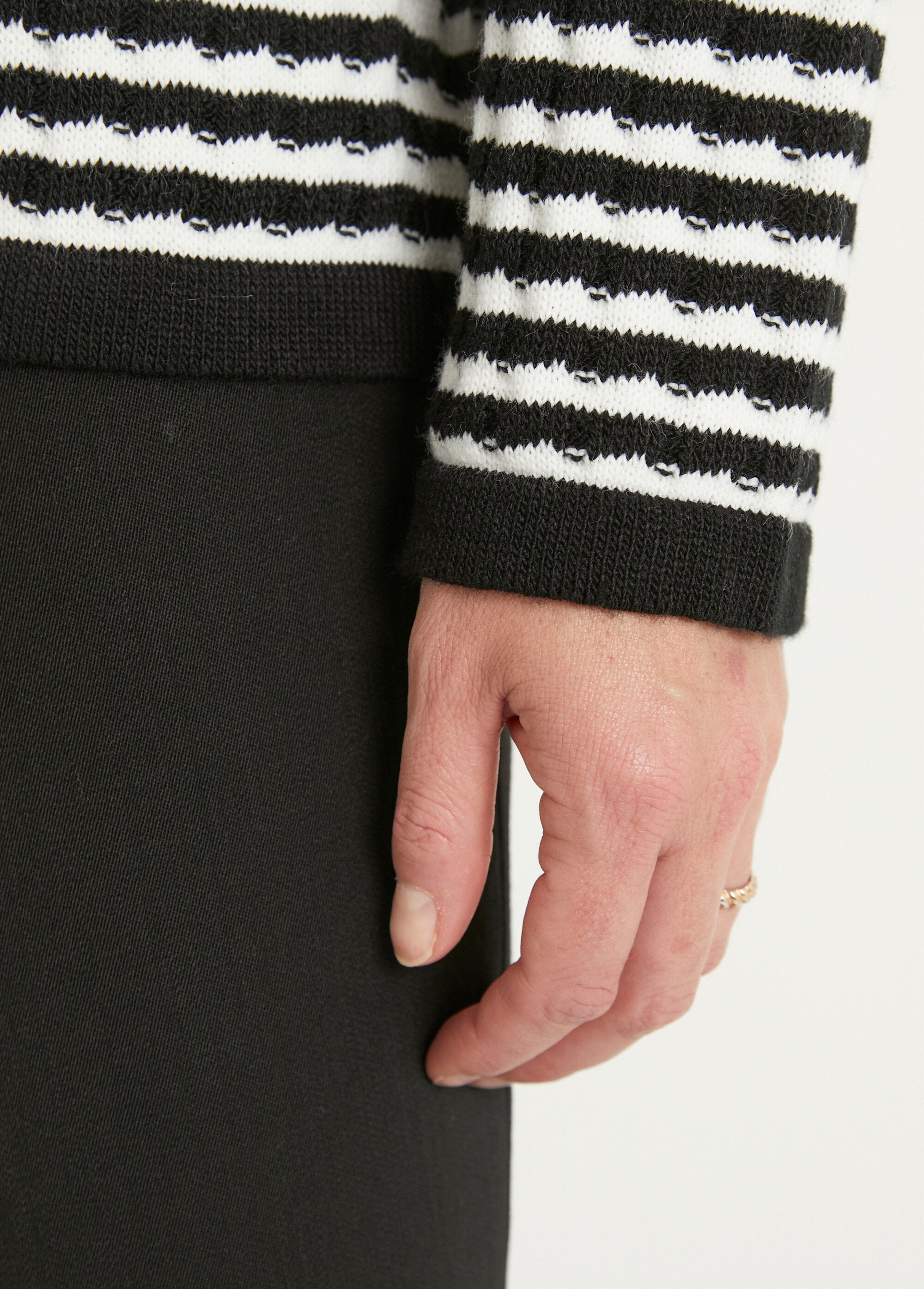 Cardigan_abbottonato_cardigan_a_righe_girocollo_con_bottoni_dorati_Noir_et_ecru_DE4_slim