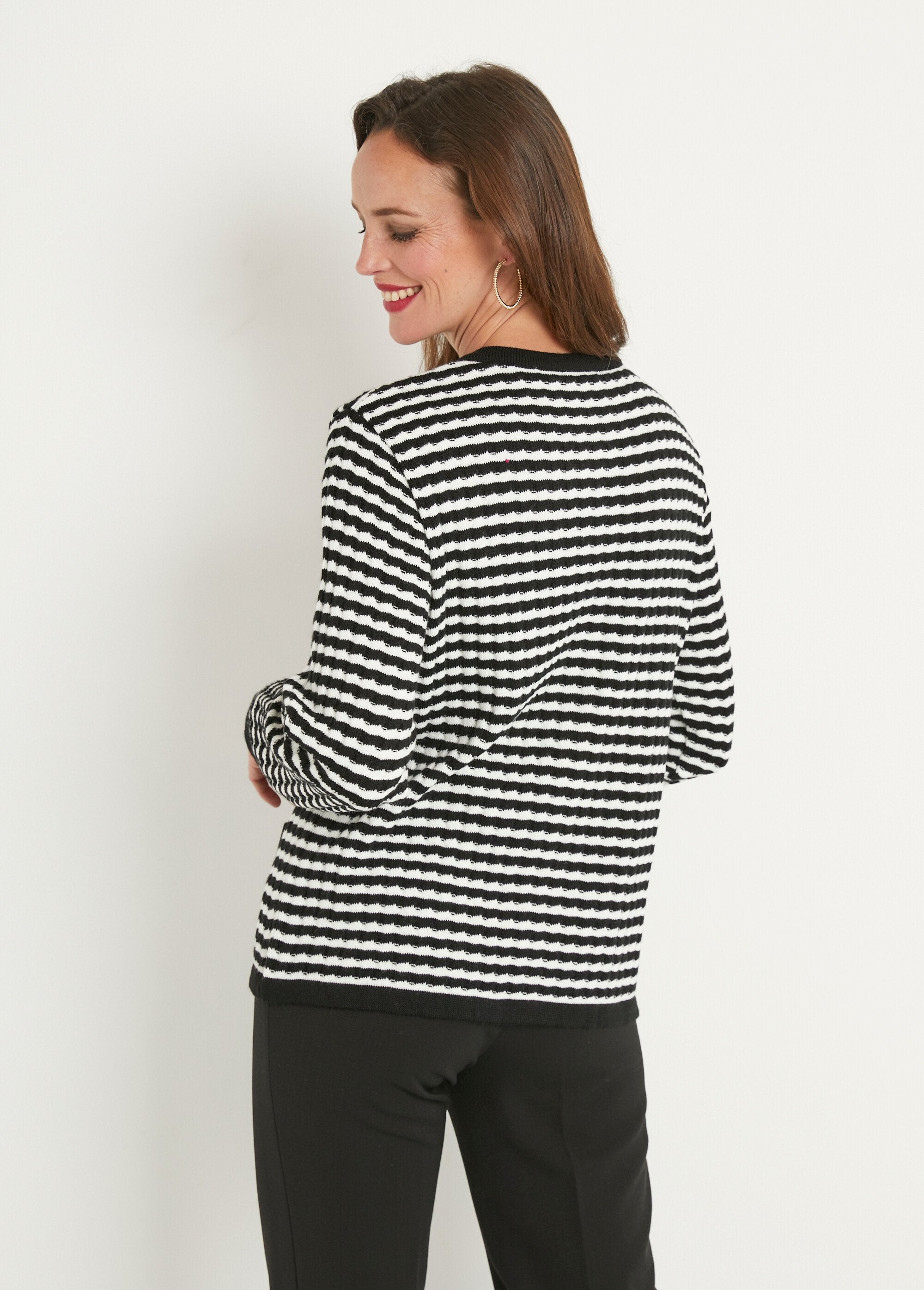 Cardigan_abbottonato_cardigan_a_righe_girocollo_con_bottoni_dorati_Noir_et_ecru_DO1_slim