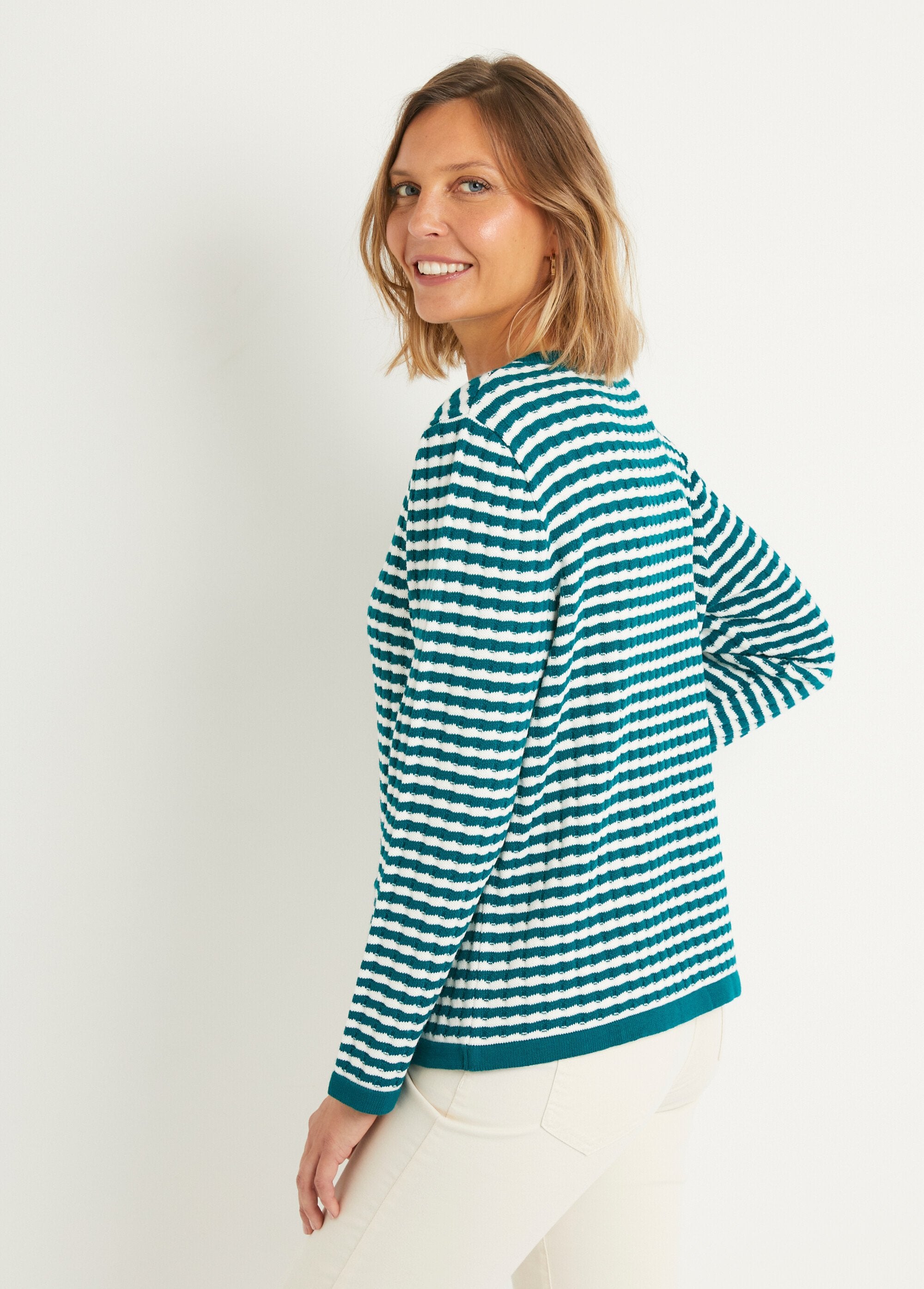 Cardigan_abbottonato_a_righe_con_colletto_rotondo_e_bottoni_dorati_Canard_et_ecru_DO1_slim