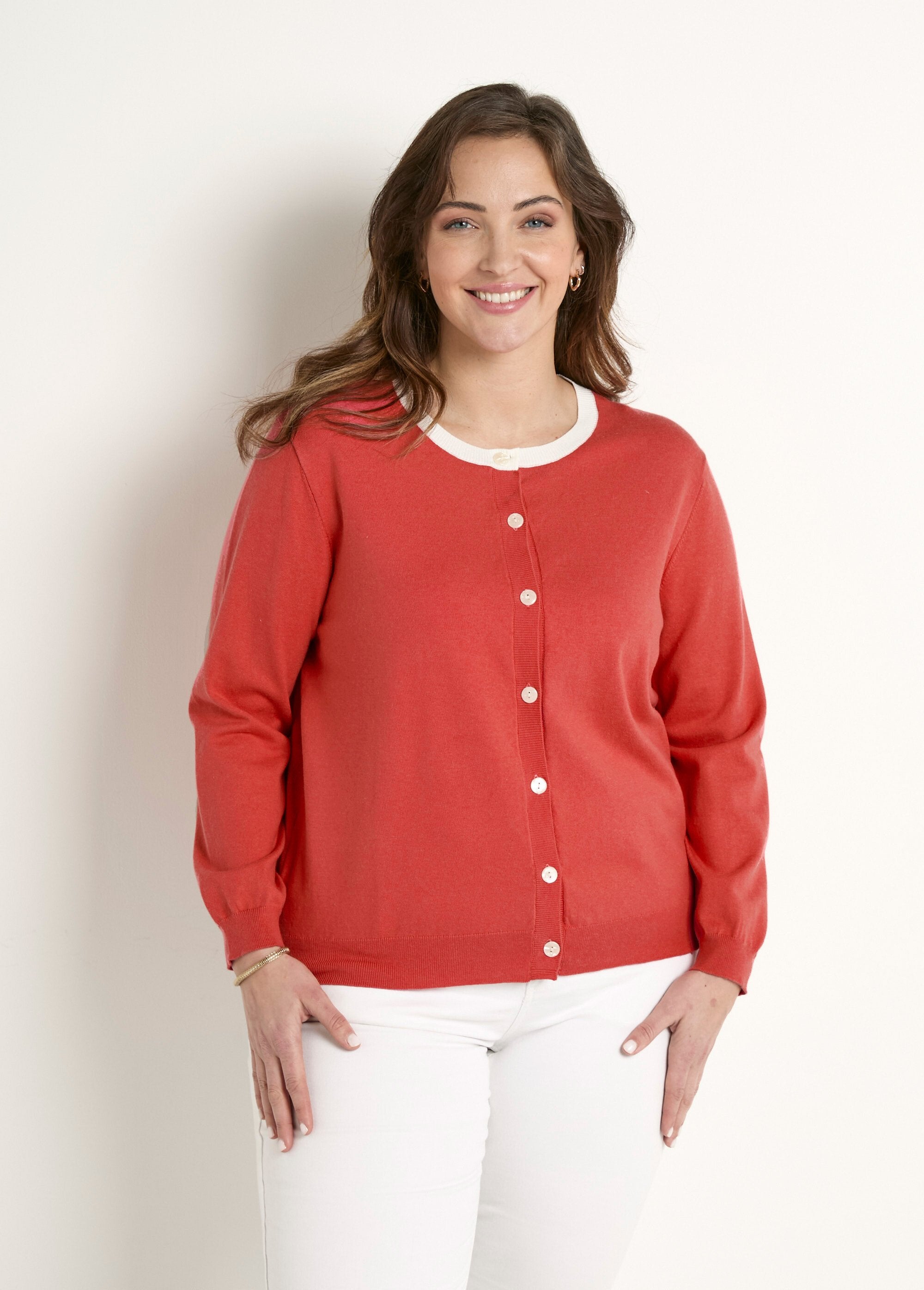 Morbido_cardigan_con_colletto_rotondo_abbottonato_Coquelicot_FA1_curvy