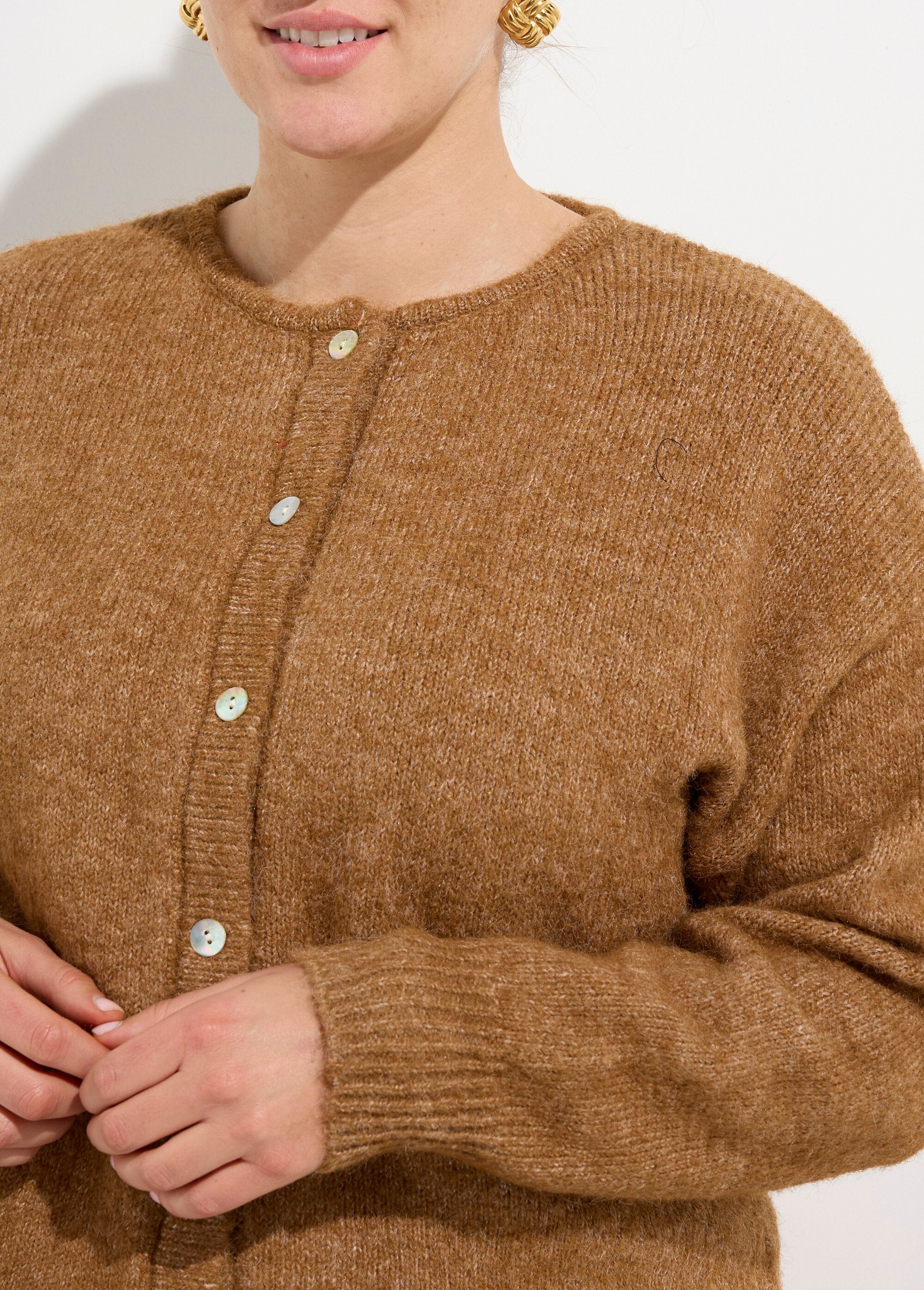 Caldo_cardigan_con_scollo_rotondo,_lavorato_a_maglia_con_lana_Camel_DE1_curvy