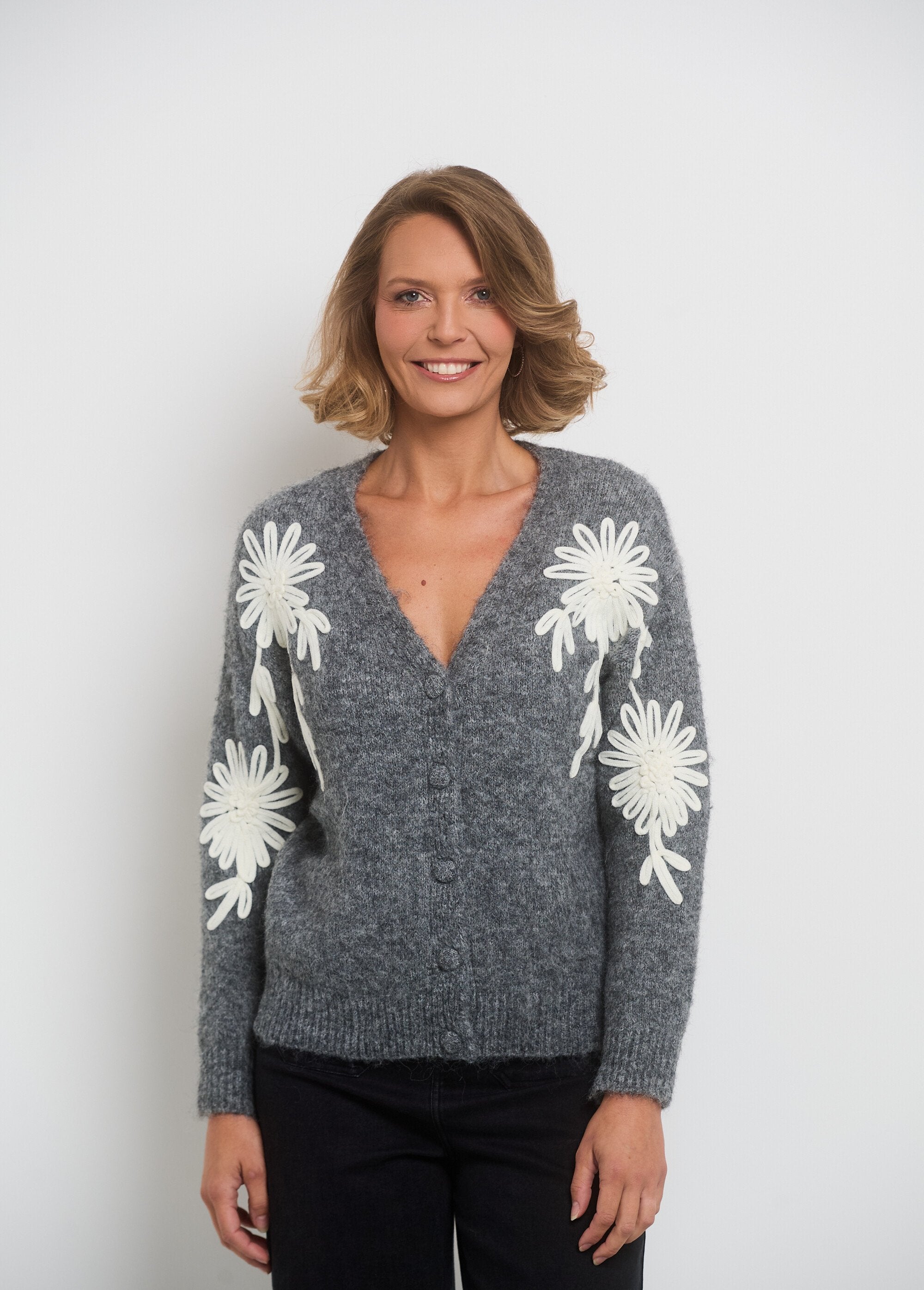 Caldo_cardigan_con_scollo_a_V_e_motivi_floreali_Gris_FA1_slim