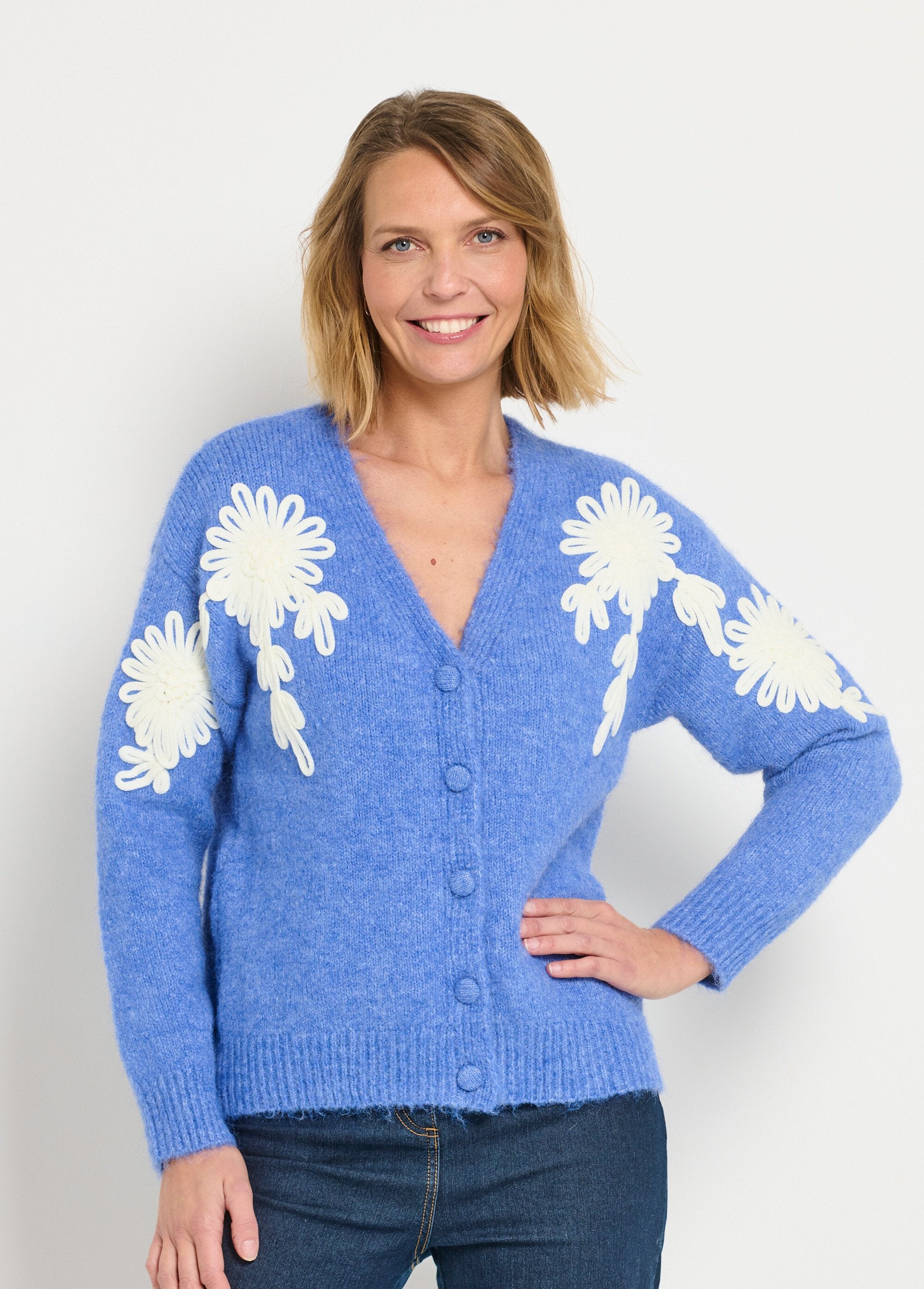 Caldo_cardigan_con_scollo_a_V_e_motivi_floreali_Bleu_vif_FA1_slim