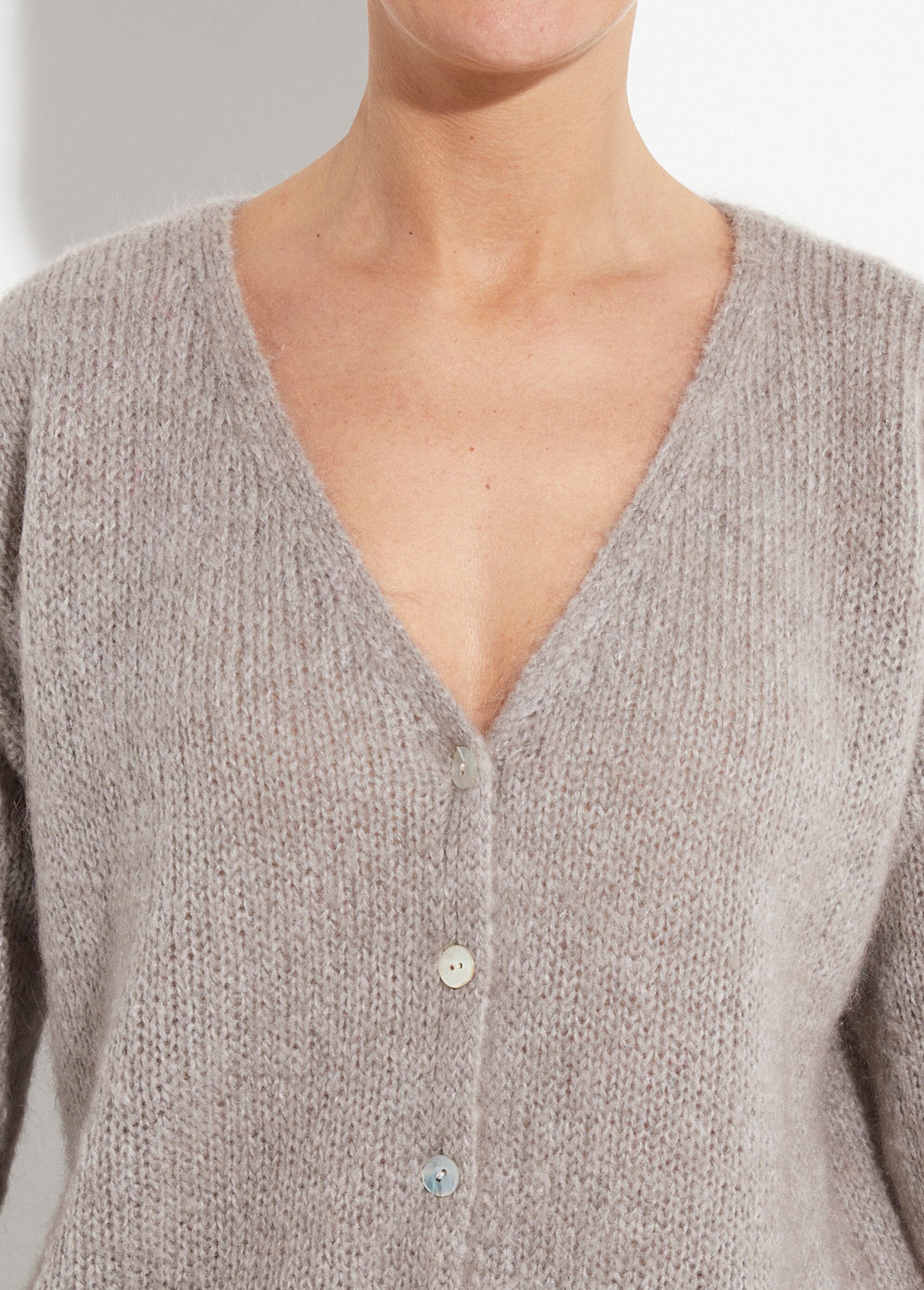 Caldo_cardigan_in_mohair_con_scollo_a_V_Taupe_DE1_slim