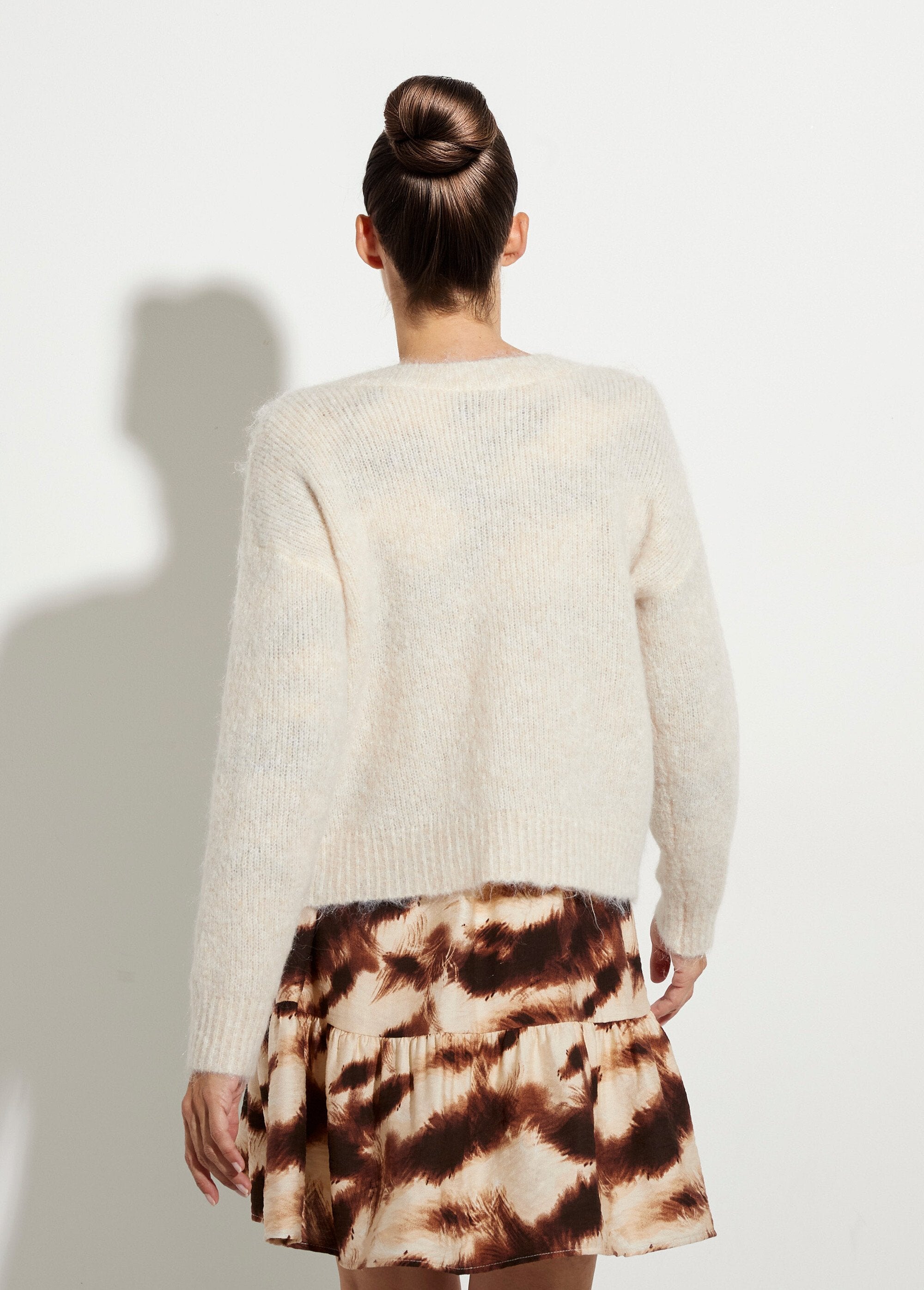 Cardigan_in_lana_calda_con_bottoni_gioiello_Ecru_DO1_slim