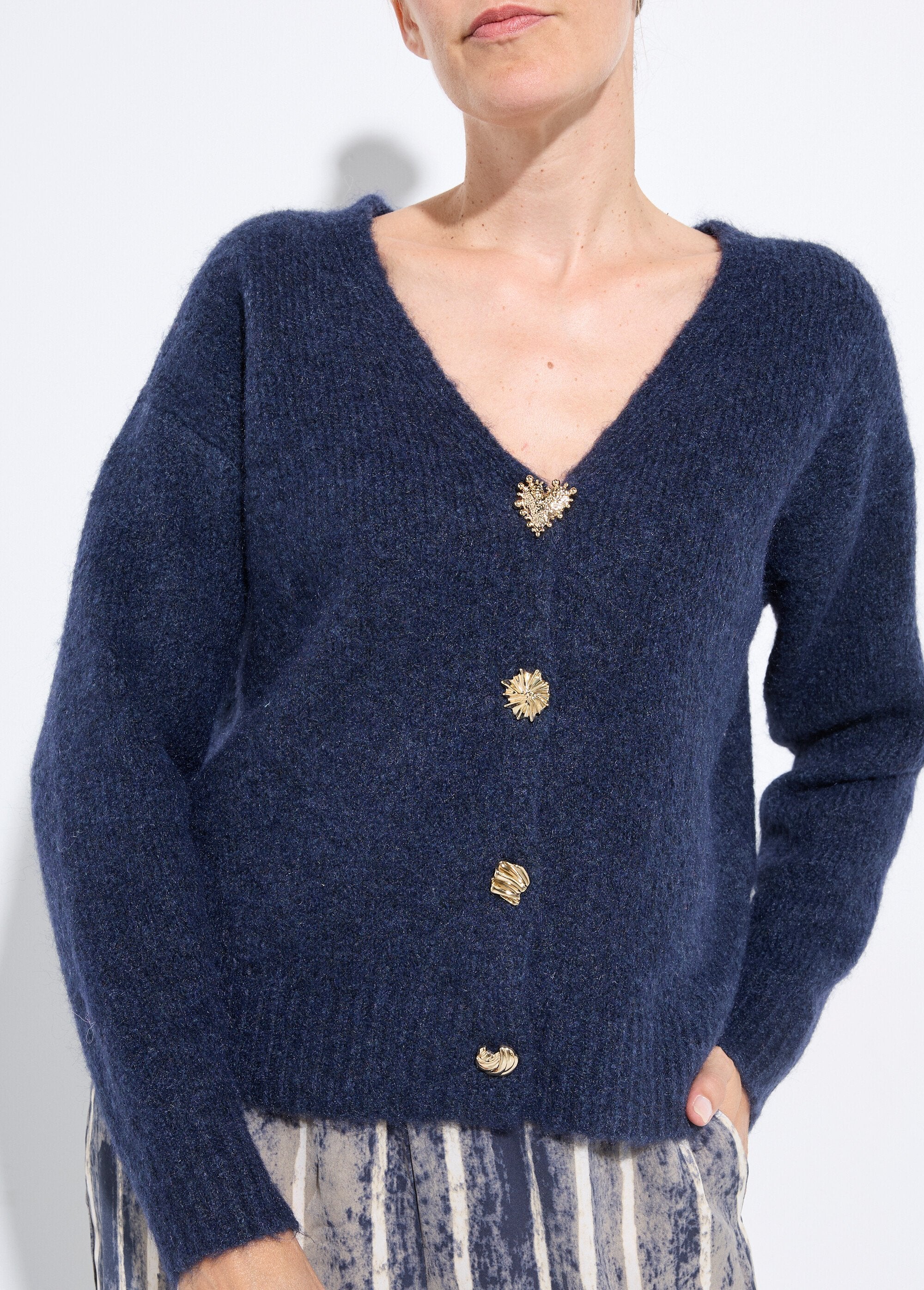 Cardigan_in_lana_calda_con_bottoni_gioiello_Bleu_DE1_slim