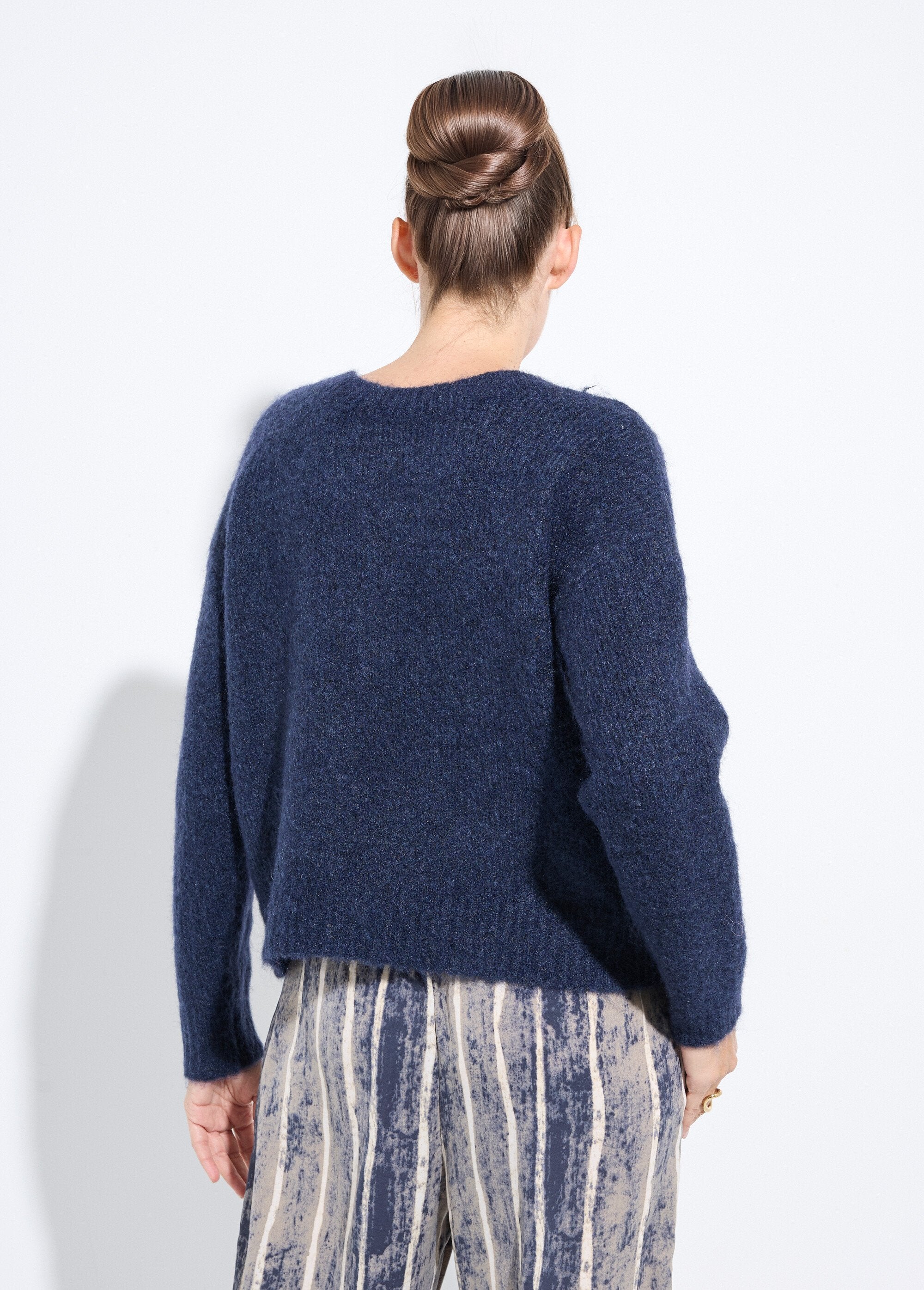 Cardigan_in_lana_calda_con_bottoni_gioiello_Bleu_DO1_slim