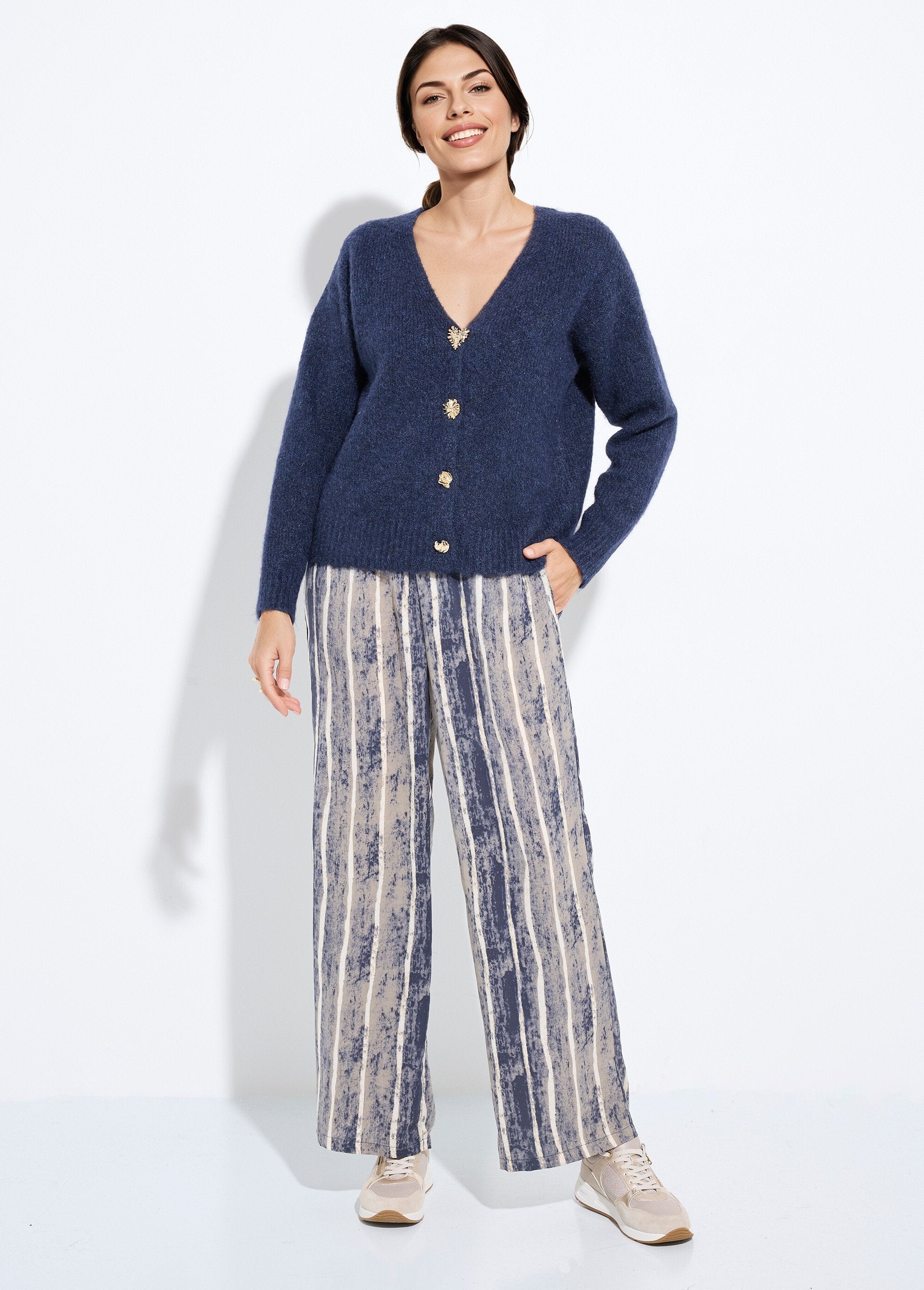 Cardigan_in_lana_calda_con_bottoni_gioiello_Bleu_SF1_slim