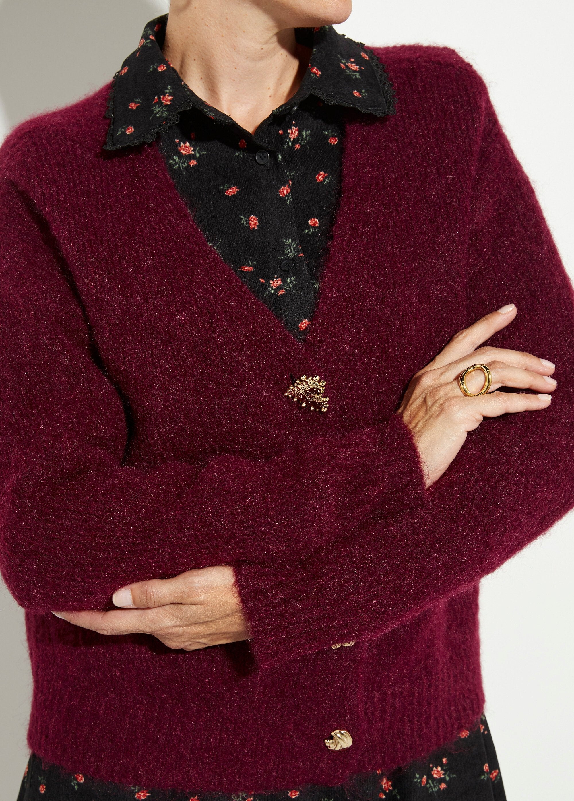 Cardigan_in_lana_calda_con_bottoni_gioiello_Bordeaux_DE1_slim