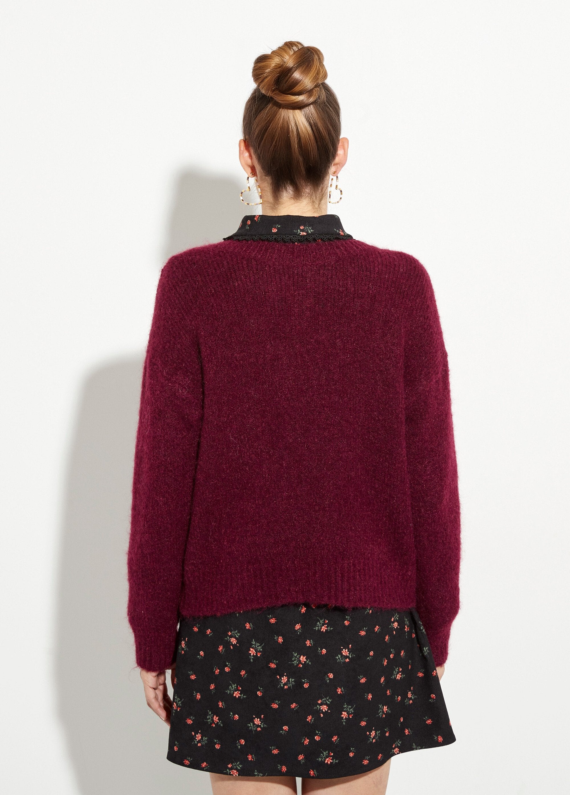 Cardigan_in_lana_calda_con_bottoni_gioiello_Bordeaux_DO1_slim