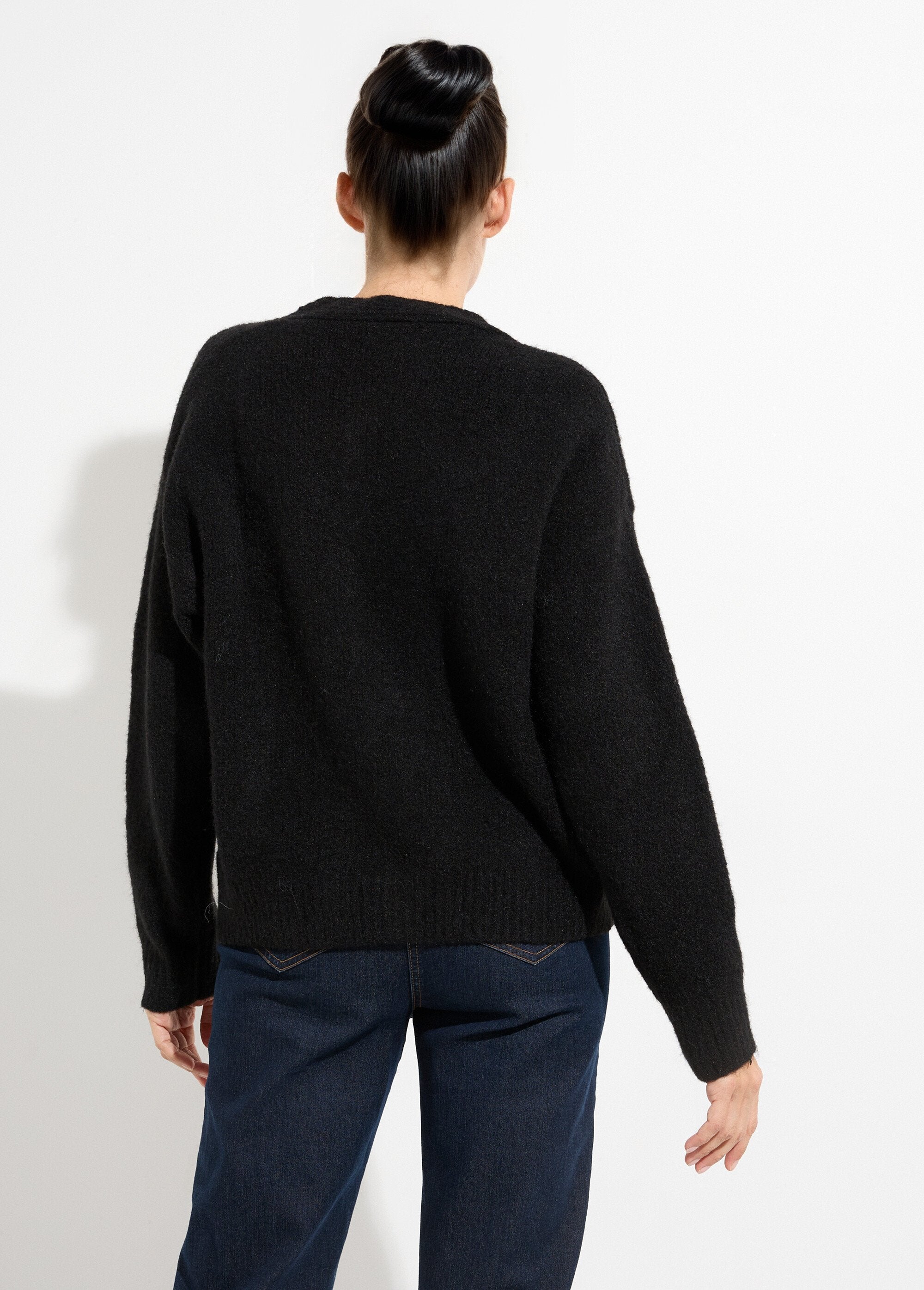 Cardigan_in_lana_calda_con_bottoni_gioiello_in_metallo_Noir_DO1_slim