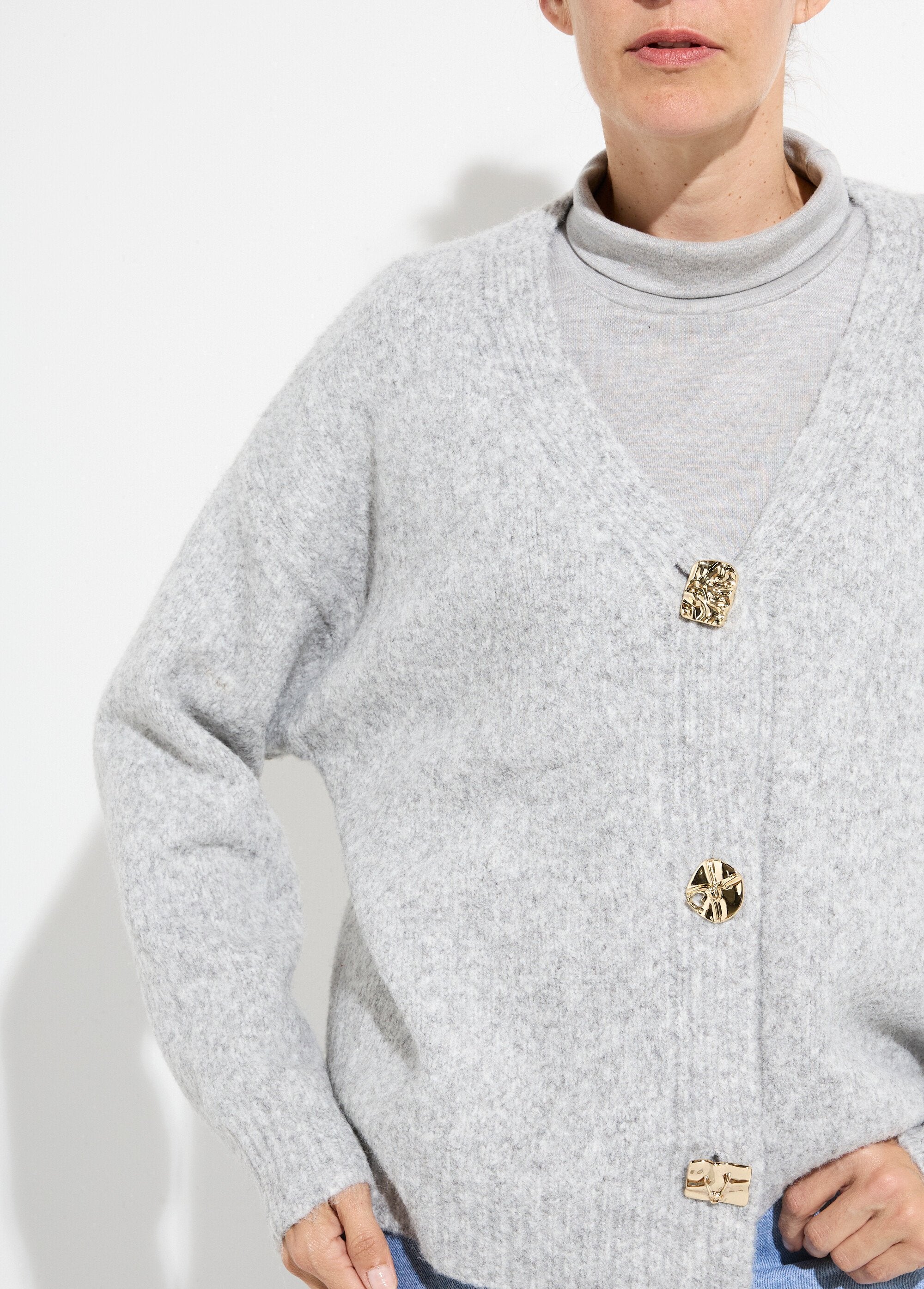 Cardigan_in_lana_calda_con_bottoni_gioiello_in_metallo_Gris_DE1_slim