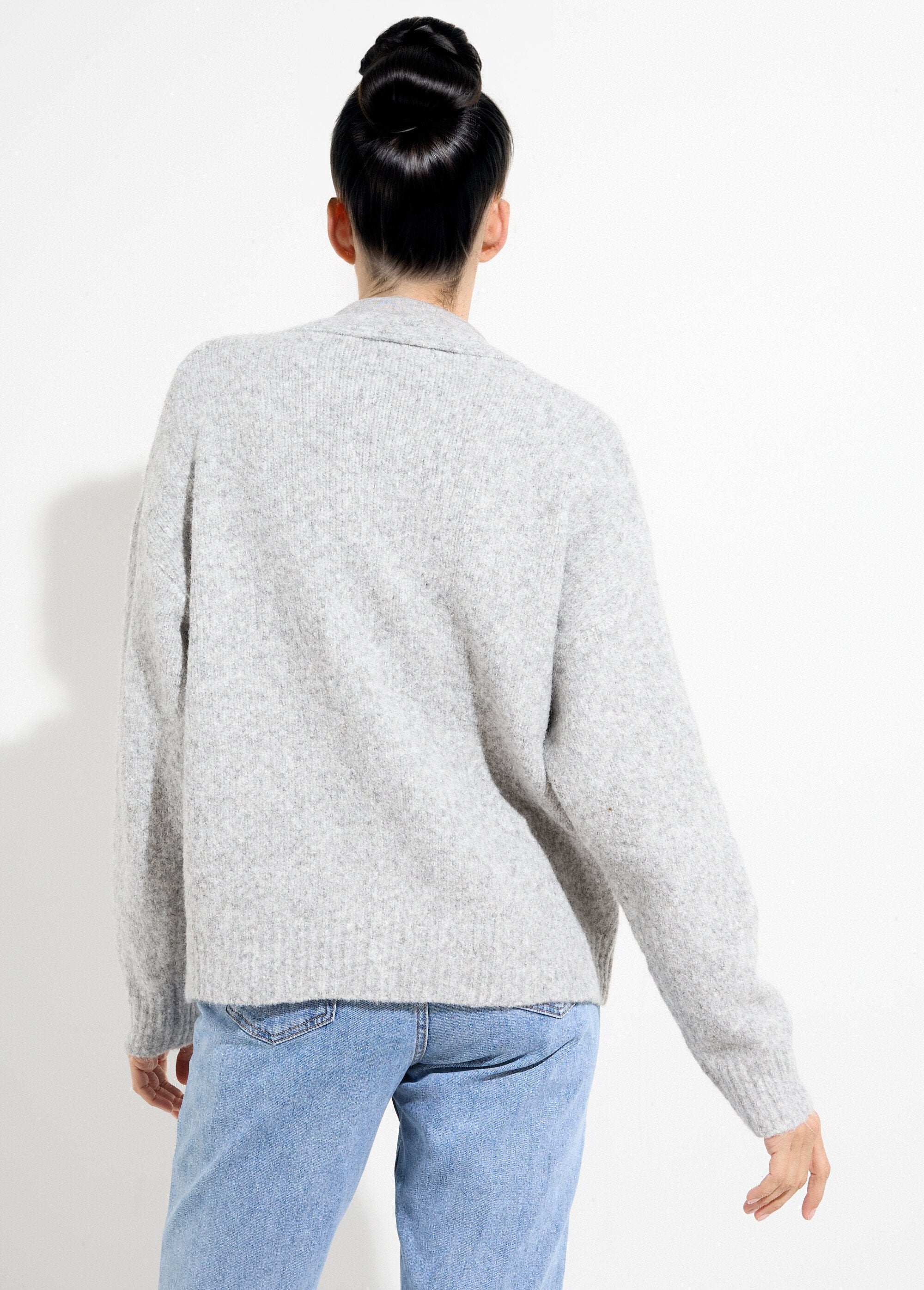 Cardigan_in_lana_calda_con_bottoni_gioiello_in_metallo_Gris_DO1_slim