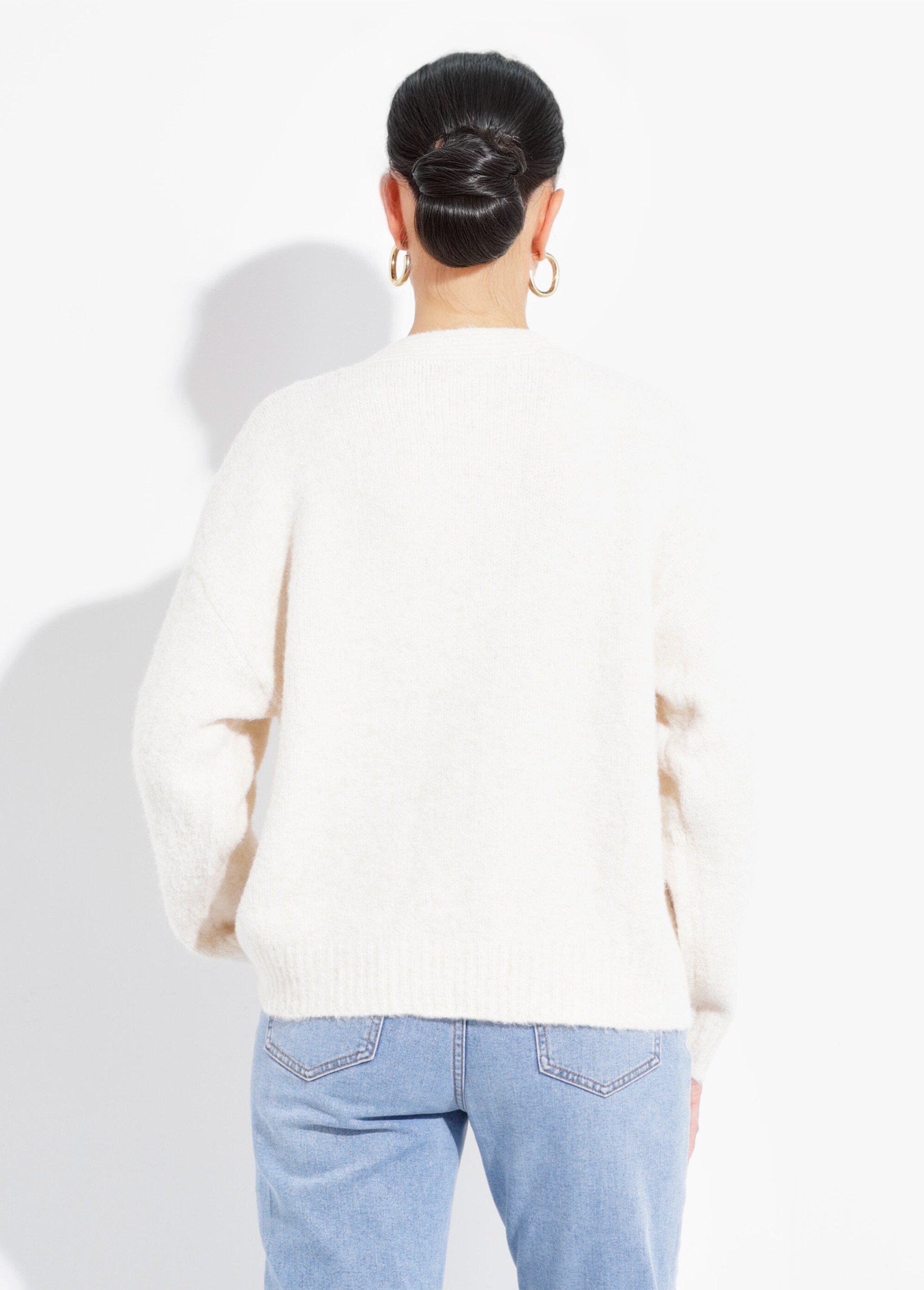 Cardigan_in_lana_calda_con_bottoni_gioiello_in_metallo_Ecru_DO1_slim