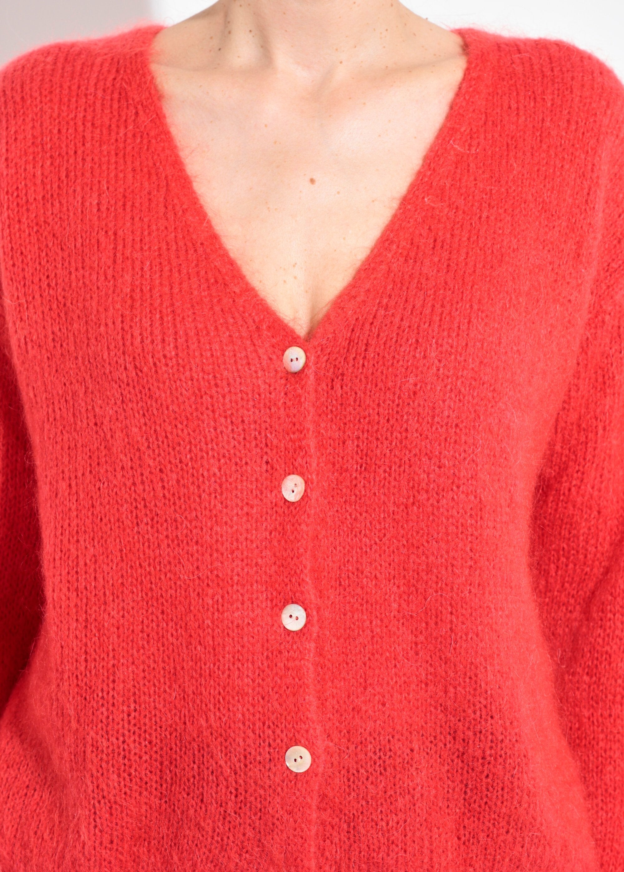 Caldo_e_morbido_cardigan_in_mohair_con_scollo_a_V_Rouge_corail_DE1_slim