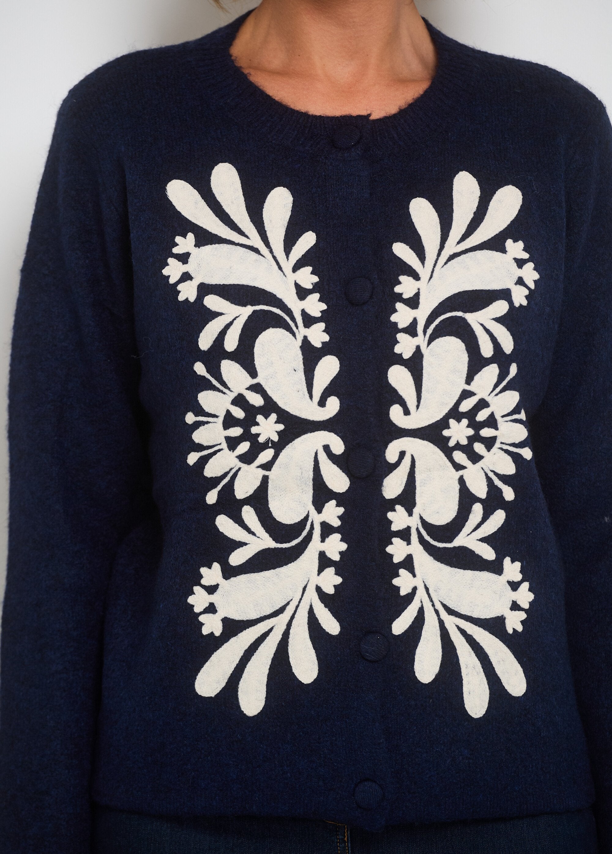 Cardigan_caldo_con_motivi_applicati_Marine_DE1_slim