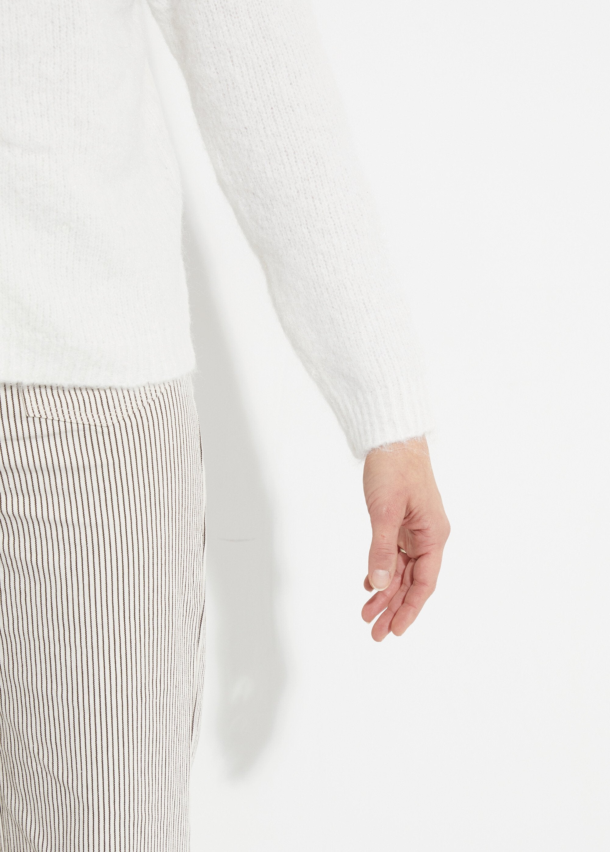 Cardigan_a_maglia_con_scollo_rotondo_in_lana_Blanc_DE2_slim