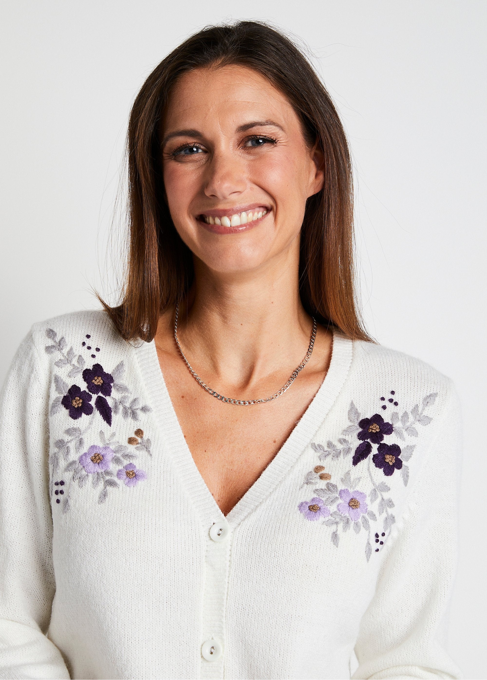 Cardigan_morbido_a_tinta_unita_con_scollo_a_V,_chiusura_a_bottoni_corti_e_ricamo_Ecru_DE1_slim