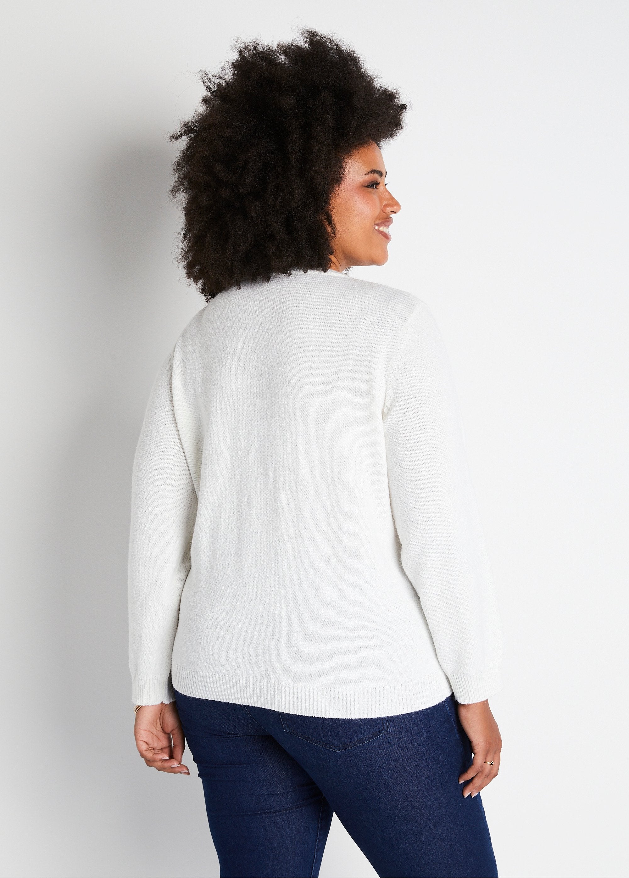 Cardigan_morbido_a_tinta_unita_con_scollo_a_V,_chiusura_a_bottoni_corti_e_ricamo_Ecru_DO1_curvy