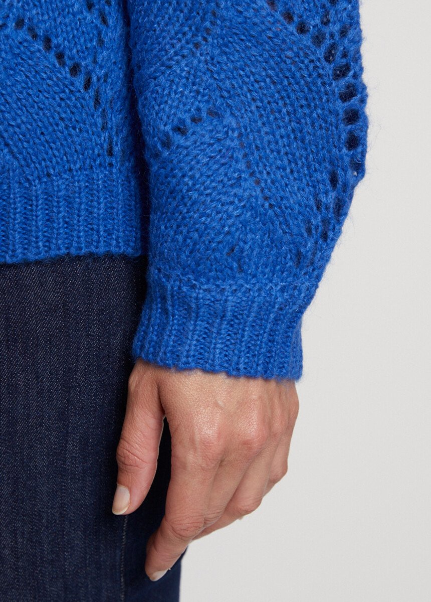 Cardigan_traforato_con_scollo_a_V_e_abbottonatura_Bleu_DE3_slim